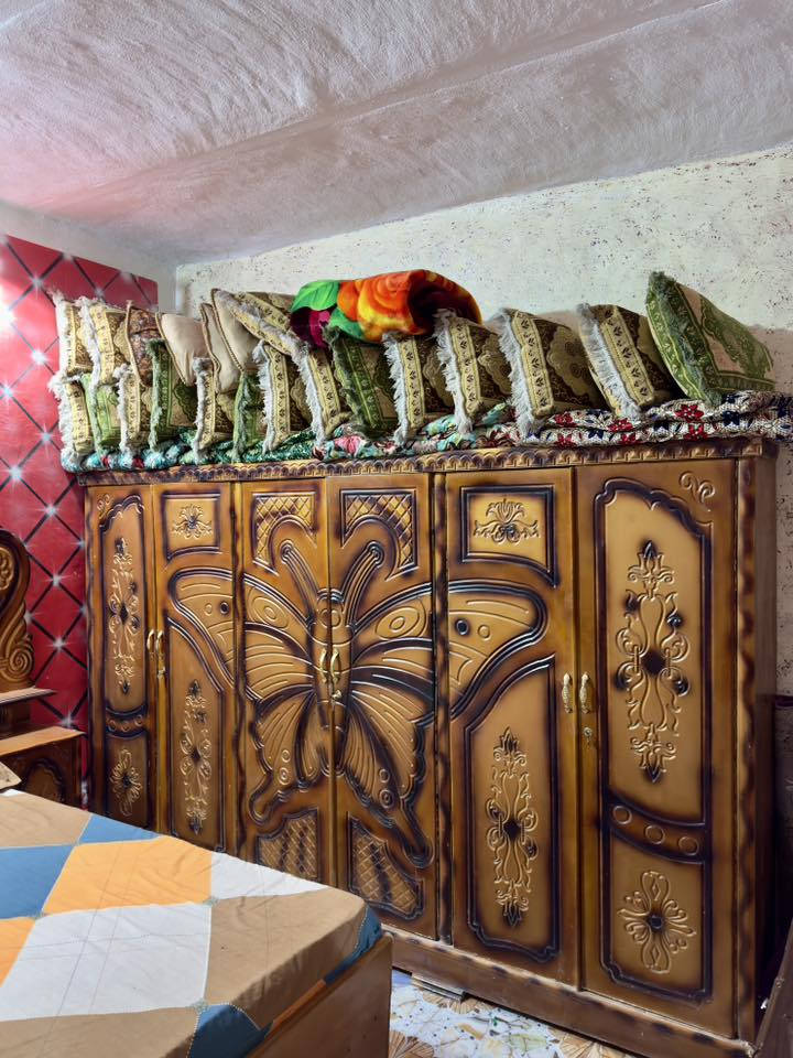 #البيع مستعجل غرفة نوم تسكام 
الغرفة كاملة ونظيفة،بيها:
1. جرباية 
2. وزارية
3. ميز ٦ أبواب
4.مرايا 
5 دوشك هديه 🎁

السعر:350 كم ألف 
للاستفسار: ***********
