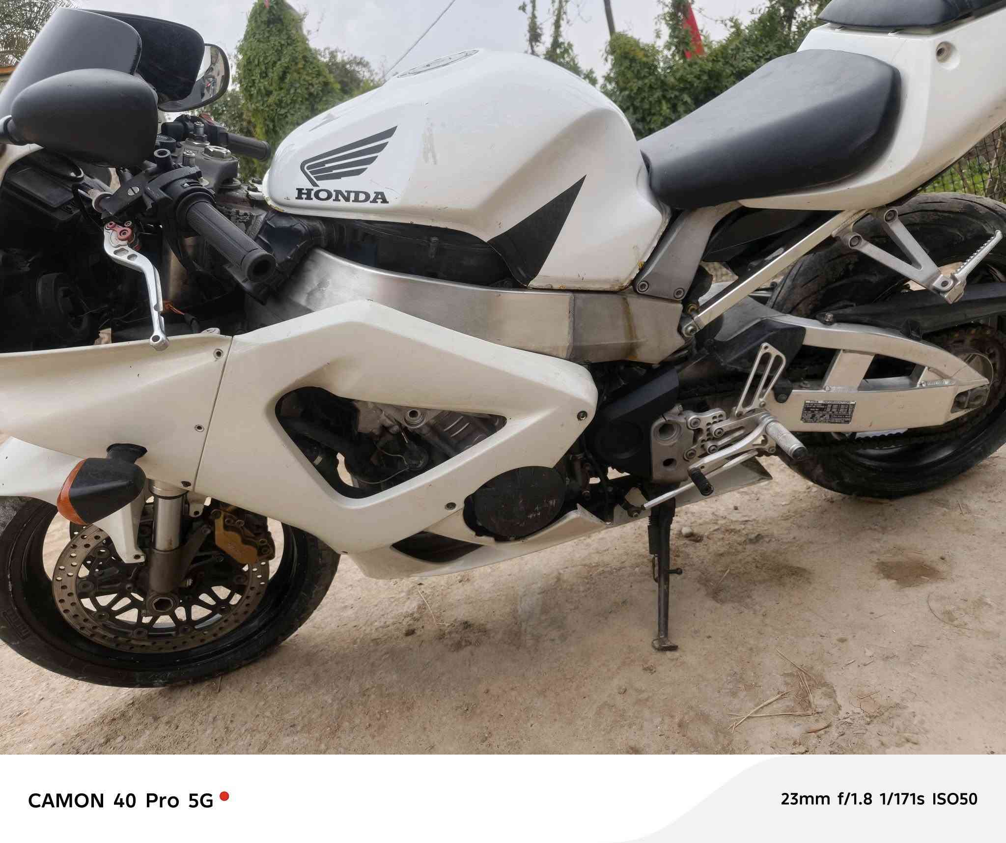 للبيع بطح   ٩٥٤  دراجه  نضيفه بس طافيه شراي ينتصل  ***********
