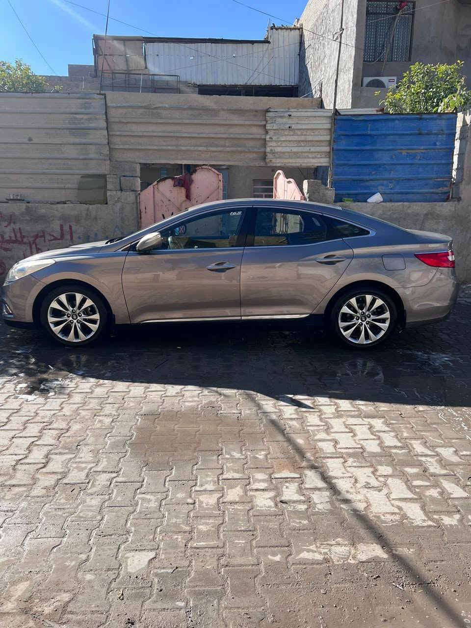 للبيع او مراوس هونداي ازيرة لون ذهبي موديل ١٢ خليجي مكفوله من الصبغ اوضربه فقط جراد رقم بغداد بأسمي السونار مرفق السعر ١١٥ اوبيها مجال العنوان بغداد المحمودية رقم الهاتف ***********
