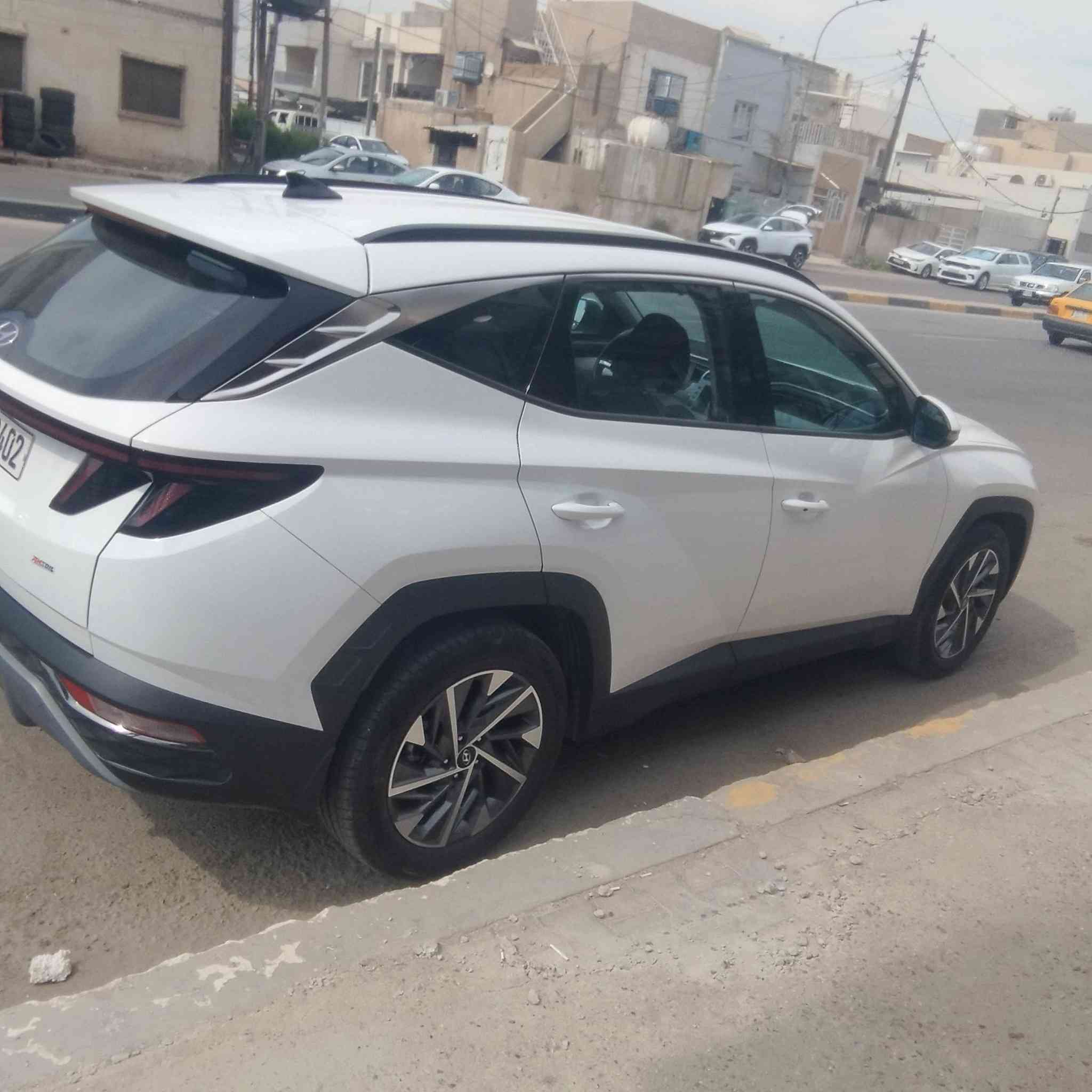 توكسان  خليجي أخت الزيرو ماشية فقط 17500 مكفولة كفاله عامة فول  مواصفات سيارة نظيفة جدا جدا الأرضية مدوشمة جلد الكراسي مدوشمة بردات بالابوب الخلفية والصندوق سيارة مال جناي مكفولة من الدعامية للدعامية رقم بغداد انكليزي جديد موديل 2024 
شرط التحويل 
ريحت الشركة بيها اكرر ماشيه 17ونص 
السعر 212 وبيها مجال بسيط
مكاني بغداد كريعات 
***********
