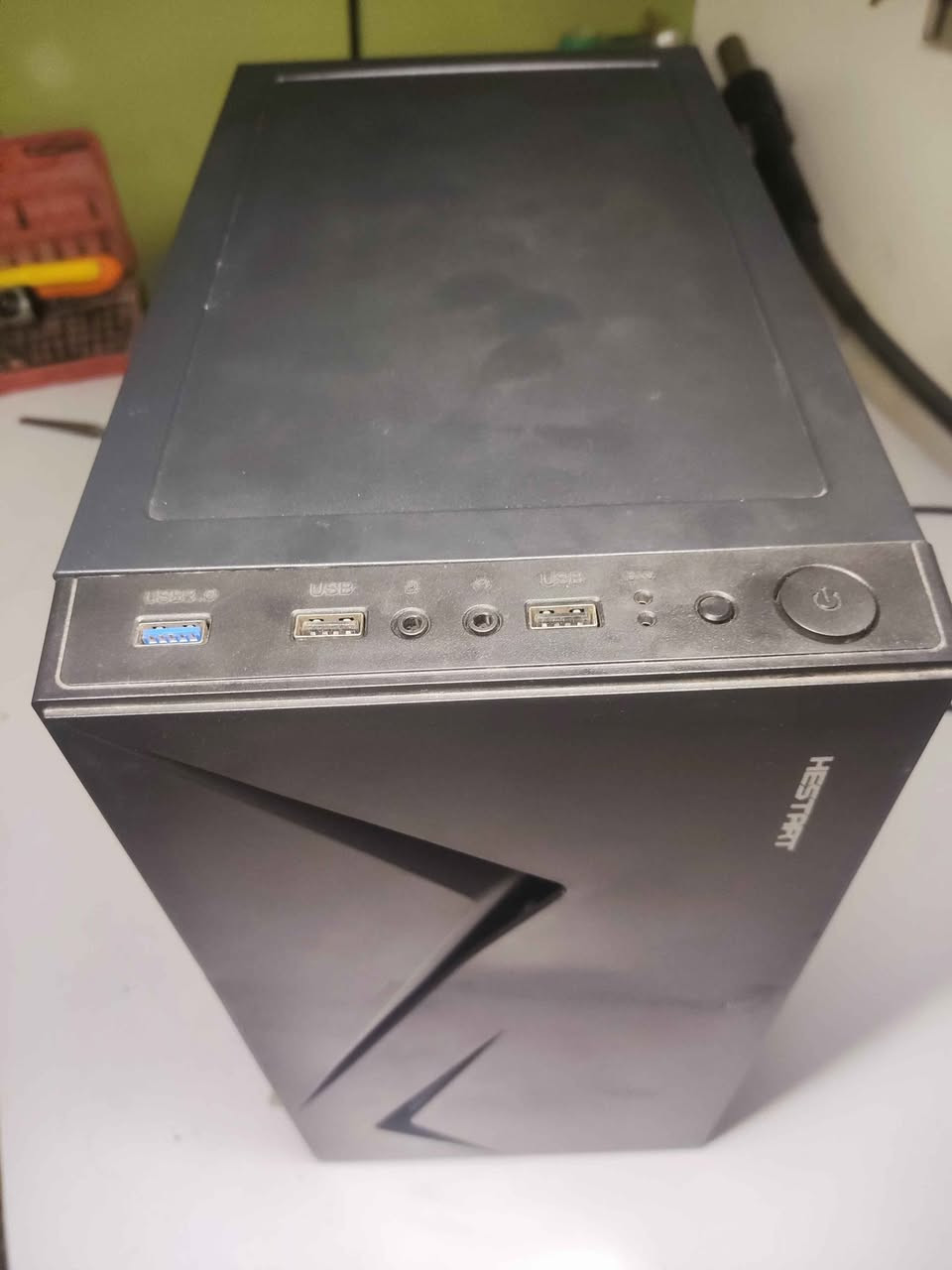 كيس حجم صغير Micro-ATX بيه بعض الاضرار (اشتريته على حالته وصلحته شويه) ابعاده 35x31x18 cm والواجهة مالته بلاستك (Acrylic) مع مراوح امامية Aigo

مذربورد: SOYO SY-YL B550M 

معالج: Ryzen 5 4650G مع كرت شاشة مدمج قوي يشغل العاب.

رامات: KLLISRE 8x2 (16GB) 3200mhz DDR4

بورسبلاي: AZZA PSAZ 550W 80+ BRONZE بيه منافذ 6+2 و 4+4 لكرت الشاشة

تخزين:Aigo 128GB SSD 

النظام: Windows 11 Pro

السعر 360 الف، بيها مجال بسيط على كد التوصيل او اذا تجي تستلمها مباشرة. 
مكاني كربلاء. توصيل موجود. كربلاء, العراق


**إذا كنت صاحب هذا الإعلان وتريد حذفه لأي سبب، رجاءا أرسل رسالة إلى الدعم الفني**