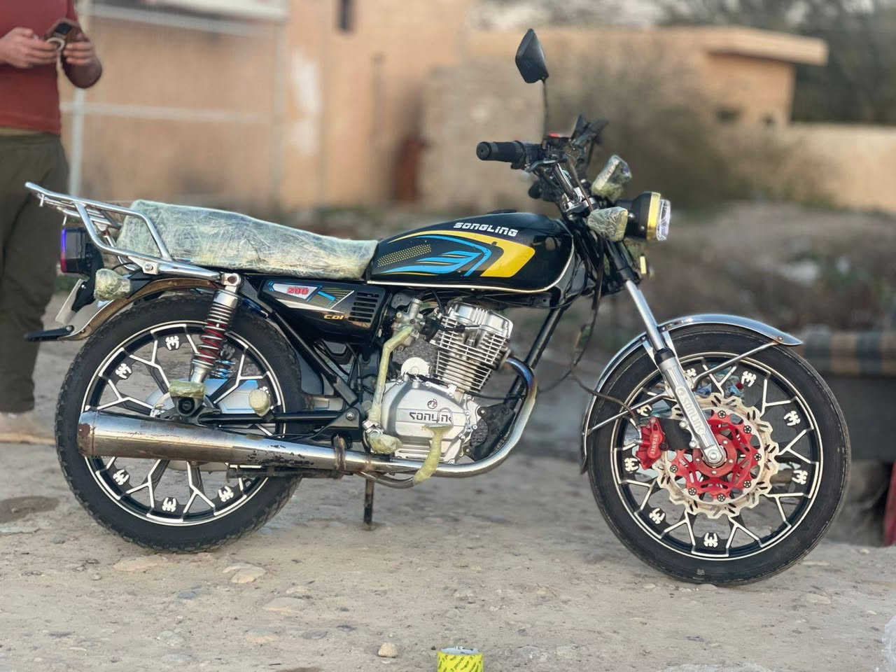 السلام عليكم للبيع سيفان موديل 25 محرك200 دراجه كلهه جديده ابلاد سلف كله شغال محرك مامفتوح بي بس الويل الكدام بي عواج خفيف مأمثر السعر 575 وبي مجال ***********
