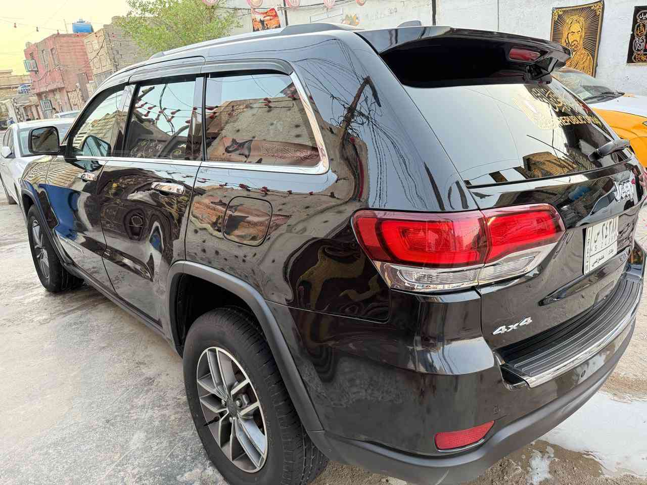 السلام عليكم
جيب لاريدو لمتدد حجم المحرك 3600 

رادار خلفي توقف ذاتي اربع انطمه قياده 
اربع قطع تبريد تدفئه مقاعد 
ستيرن كهربائي رادارات مري تحديد مسار
حجم الويل 18 بلادي 
تنته سقف 
المسافه المقطوعه 120km
شاشه بلادي 
تدفئه ستيرن
كشنات كهرباء 
لايت زنون 
السياره وارد امريكي 
الحادث مالته دعاميه وبنيد مبدل البنيد مال SRT ابو الفتحتين 
السياره خير من الله ما نقصه شي 
الاستفسار ***********
