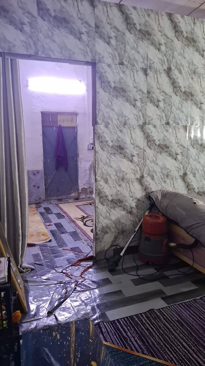 السَلٱمٌ عـَلـْيگمّ-ۈرحـْمّـٌة ٱللـّہ ﯙبُرگـّاتہ بيت للبيع تجاوز متكون من غرفه نوم 4في9 وبداخله حمام وغرفه ثانيه 4في8مقسومه بلنص سندويش لطفال وستقبال 4غي4وطبخ 4في4  حمام داخلي وترك  وحمام خارجي وطرمه 4في 6 واجيه لبيت 8 ونزال 20لبيت سكف كله سندويش وسقوف ثانويه مي خطين كهرباه خطين كيزرات لعدد 2 تانكيات 2وماطور مي2 لعنوان بغداد زعفرانيه شارع المركز خلف لمدارس مباشرتن  سعر 16وبي مجال تصال *********** بي واتساب
