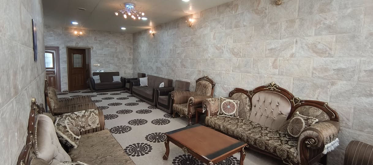 ‏                                      ﷽
              🏢 خانوو بۆ فرۆشتن 🏢

‏ ‎🔺#کۆدی_ژمارە : 1141
📍#چوارباخ

📍#ناونیشان :-  چوارباخ، نزیک حەریقەکەی چوارباخ

‏‌‎🅰️ #ڕووبەر :- ـ   153مەتر

🌗 #پێشی :-  ـ  7,5 مەتر

🚧 #شەقام :-  10 مەتری

🔶#ڕووی :-  ڕۆژهەڵات

      
📮 تێبینی :- خانووێکی 153 مەتری دوو قات لە گەڕەکی چوارباخ بۆ فرۆشتن، خانووەکە ڕووی ڕۆژهەڵاتە و پێکدێت لە 

قاتی یەکەم،/ گەراجی دفن، هۆڵ + میوان، مەتبەخ، سێ ژووری نوستن، مشتملات 

قاتی دووەم/ بالکۆن، هۆڵ + میوان، یەک نوستن، هەورەبان، قادرمەی ناوەوە. 

خانووەکە سەقفی جبسنە و عەرز و دیواری کاشیە و پاک خاوێنە و بۆ دووماڵی جیا دەبێت
...............................
بۆ زانینی نرخی ئەم خانووە ژمارە (1) لە کۆمێنت دابنێ 
ڤیدیۆی خانووەکە لە تیکتۆی نوسینگەی بەرهەم پۆستکراوە لە کۆمێنت لینکەکەی دانراوە
................................

‏‌🔸 بۆ زانیاری زیاتر دەتوانن پەیوەندی بکەن :- 
مامۆستا بەرهەم :   *********** 
کاک بەهمەن :         *********** 
.....................
ناونیشانی نوسینگە: سلێمانی تازە،  خوار مزگەوتی ئەبوبەکری صدیق ،جادەی قەنات،فەرعی بەرامبەر دارەسوتاوەکە
..................
تۆی بەڕێز هەر موڵکێکت هەیە دەتەوێت بیفرۆشیت یان بە کرێی بدەیت  دەتوانیت بۆمان بنێری و بێ بەرامبەر بۆت بڵاو دەکەینەوە
