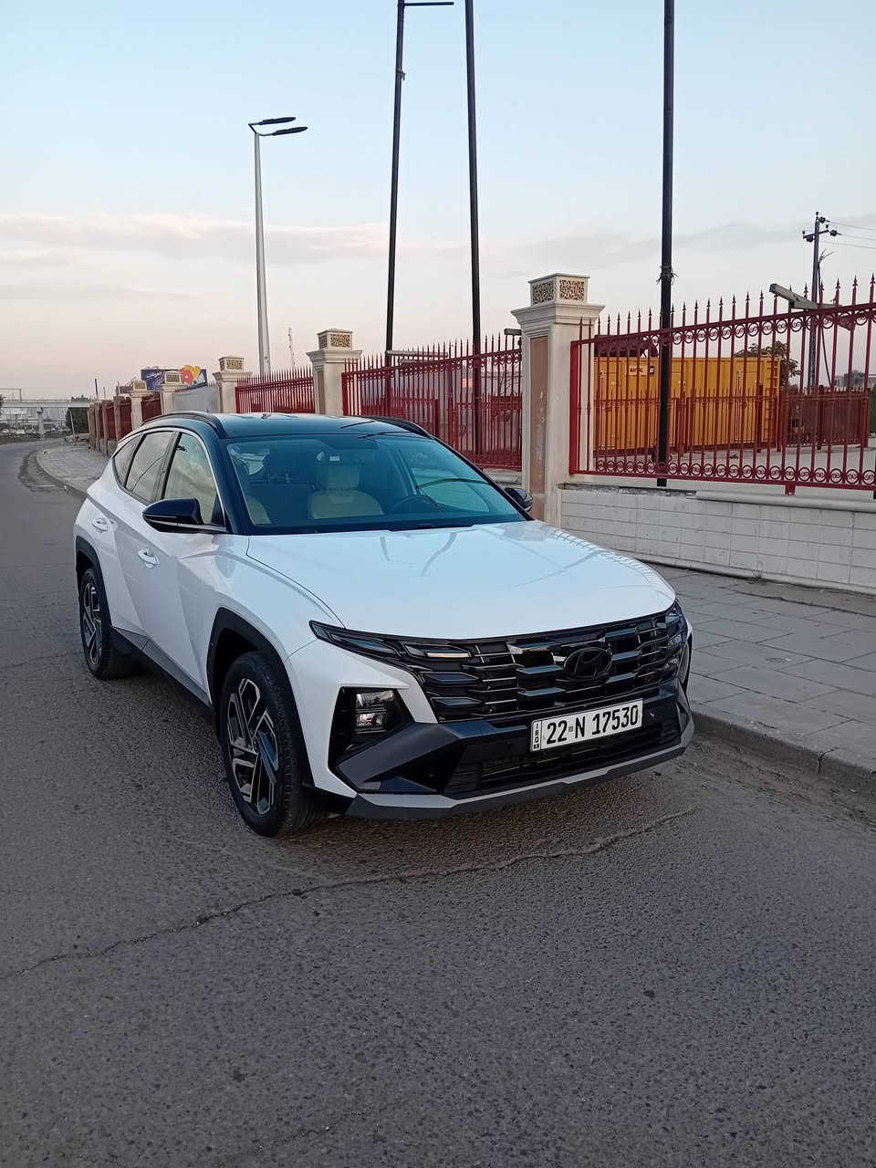 السلام عليكم
للبيع هونداي توسان 2025
السيارة وارد خليجي مكفولة كفالة عامة 
ماشية 19 الف كيلو بحالة الزيرو 
السيارة بيها ضمان 3 سنوات او 60 الف كيلو 
السيارة رقمها اربيل باسمي 
موصفات السيارة 
كشنات كهرباء 
تبريد بلكشنات 
قطعتين تبريد 
مود درايف 
نضام نزول منحدرات 
صندوق كهرباء 
مري شفط 
شاحن ذكي 
اندرويد اوتو 
لايت ذكي 
بردات 
اوتو هولد 
هنبريك كهرباء 

عارضها ب237 ورقة وبيها مجال بسيط 

مكاني بغداد حي الجامعة 
للاتصال ***********
