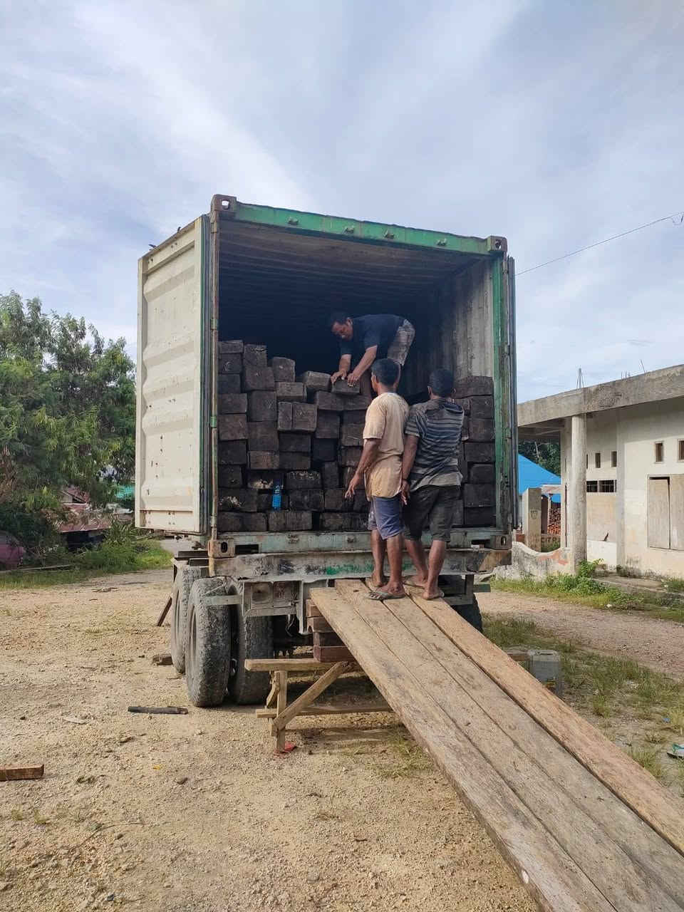 ✅ Loading of Amara / Ebony Wood Container with the following dimensions :
 
- Thickness: 12 cm and above
- Width: 12 cm and above
- Length: 250 cm and above


**إذا كنت صاحب هذا الإعلان وتريد حذفه لأي سبب، رجاءا أرسل رسالة إلى الدعم الفني**