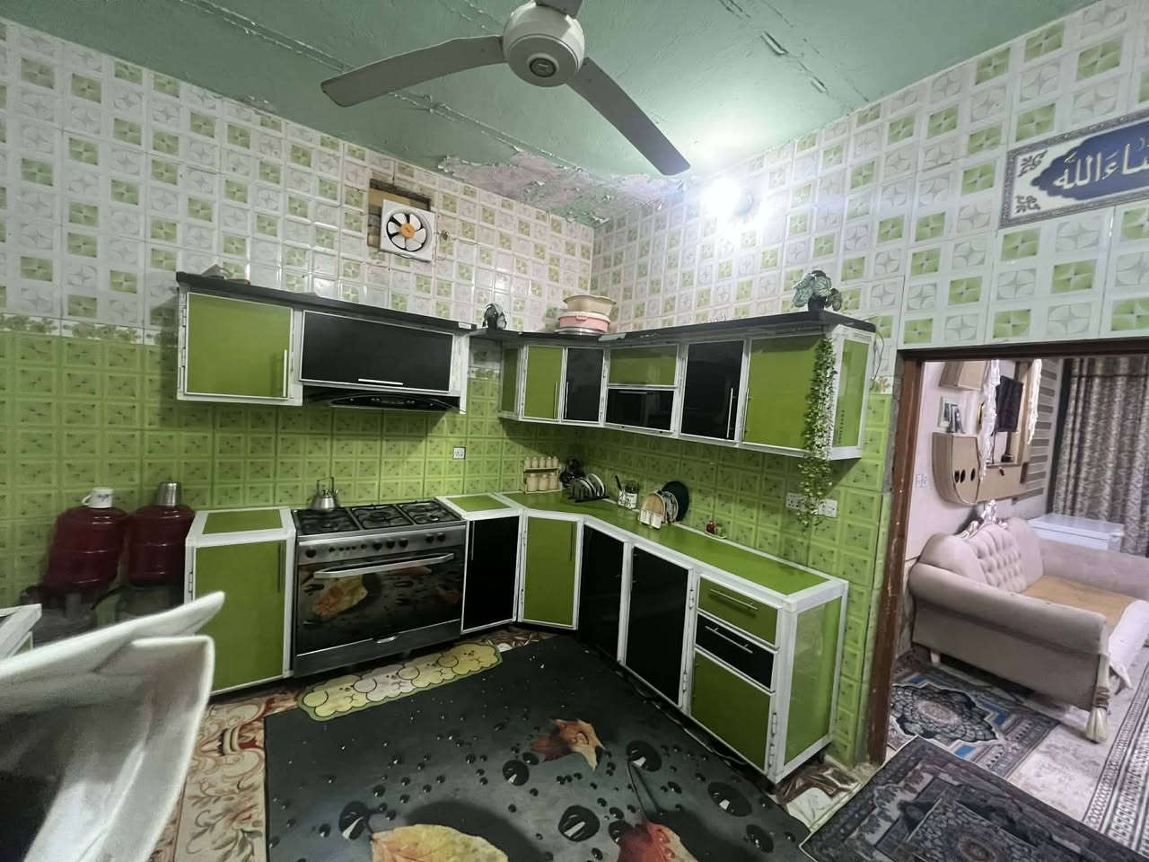 السلام عليكم  بيت للبيع في منطقه ال مرسول الشارع الرئيسي 
المساحه 250 متر 
يتكون البيت من عرف نوم عدد2
صاله 5في 4
ستقبال 7في4
مطبخ حمام داخلي 
صحيات خارجيه 
كراج سياره مسقف 
حديقه طارمه 
البيت نظيف جدا بناء ب 2017 طابوك 
علي ادامه باستمرار سقوف ثانويه 
عنوان البيت شارع ال مرسول الرئيسي قبل المولده ب 500 متر تقريباً عشارع رئيسي مو فرع
اي ستفسار الاتصال علي الرقم ***********
او مراسله الصفحه باي وقت
ملاحظه يرهم بيت مراوس في حي الزهور او الصناعه 
ومكان ثاني اذا بيت مطلوب مبادره واحول المبادره باسمي يكون افضل
