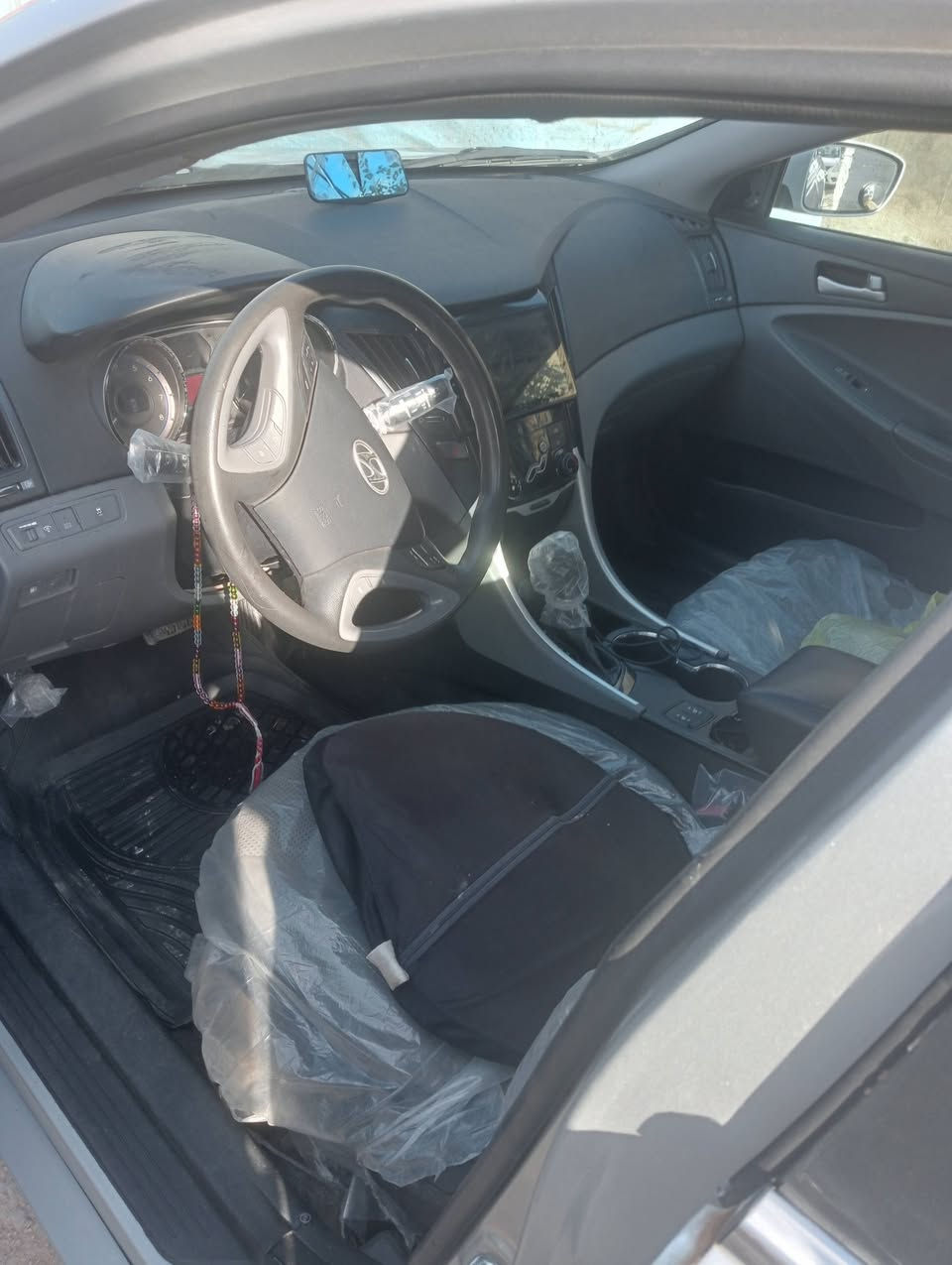 ياالله شباب السلام وعليكم سوناتا مديل 2014 بنزين بانزين خليجي ادوات ادوات مكصوصه جنطه ومتومه رقم وسنويه وشاصي طبق الاصل نكليزي السياره مكينه وكير وحداديه وتبريد وتدفئه تحكم ستيرن تدفئه بل كشنات مريات شفط شاشه وكامره حساسات سياره جاهزه وجديده السعر 50 وبيه مجال للطيبين وهذا رقمي *********** وعنوان البصره
