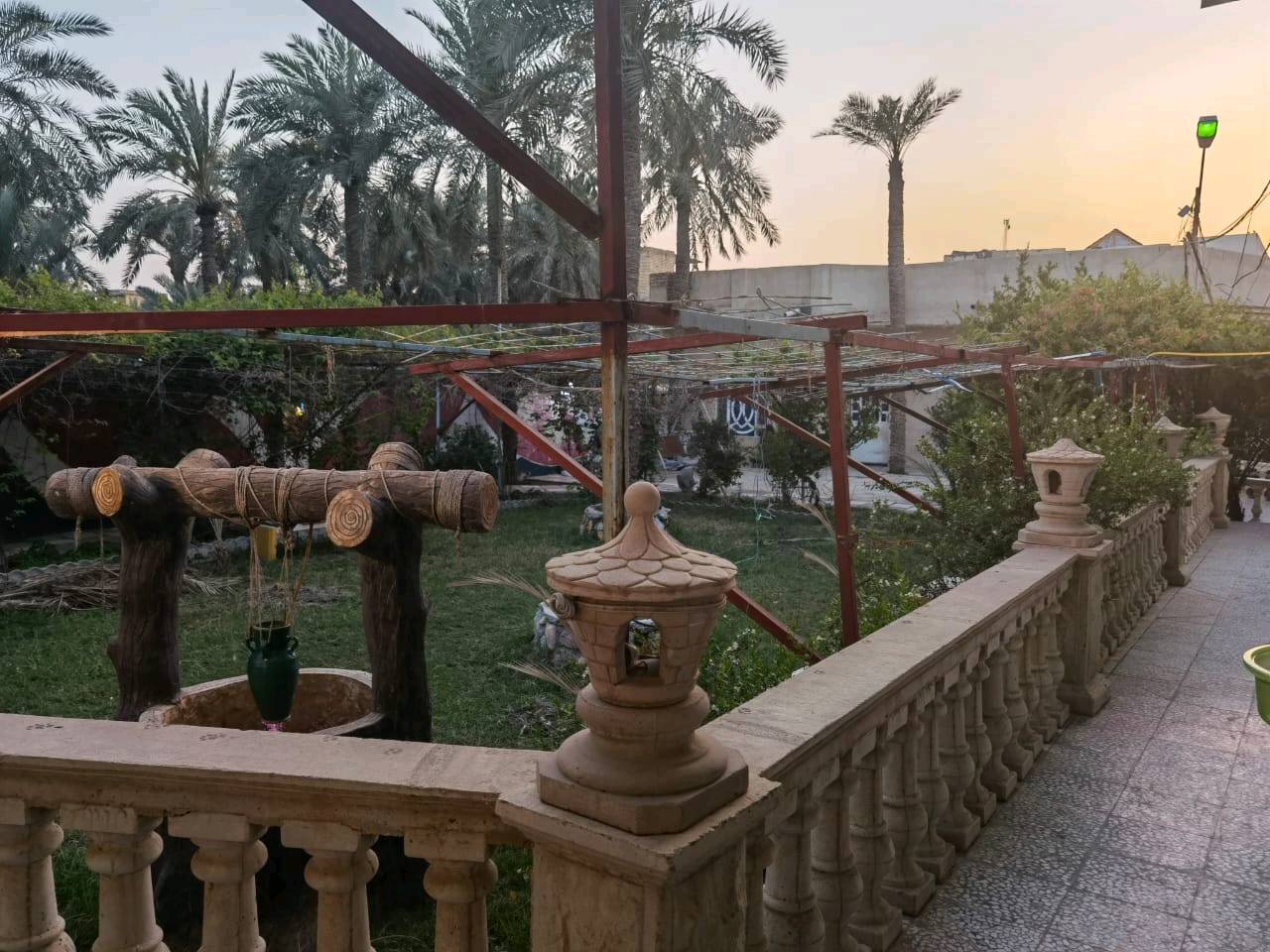 السلام عليكم 
مزرعه مساحته 1225و بيه فله مساحته 350 و كراج واسع تحتوي الفله على 3 غرف نوم حمام عدد 2 صاله  و مطبخ حار و بارد 
العنوان الناصريه السفينه شارع السلام 
السعر 660 مليون 
***********