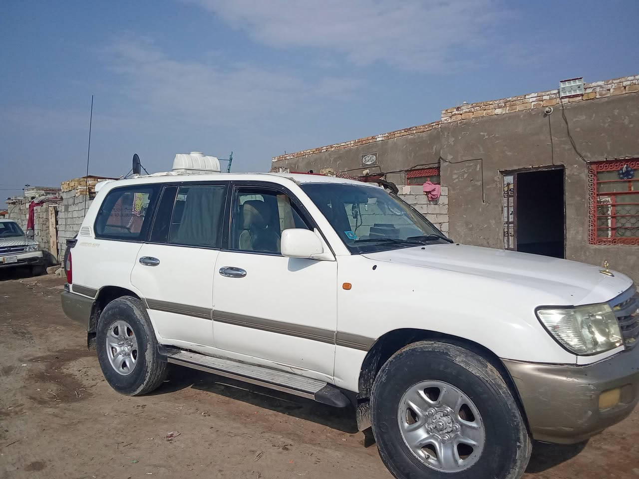 السلام عليكم لاندكروز  موديل 2002 للبيع مكاني ناحية البدير الديوانية  رقمه بغداد سنويه جديدة 2028تحول ثاني يوم مصبوغه للجماليه  محرك كير تواير    سدر  جديده سياره جاهزه تبريد 3قطع   السعر 125 وبيه مجال  الستفسار علئ الرقم   *********** أو مراوس بيكم  حسب الغناعه
