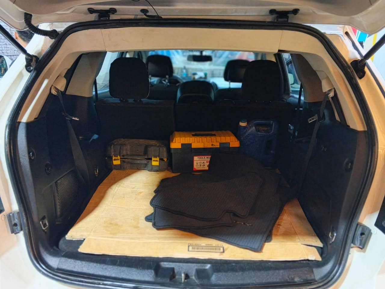 السلام عليكم جورني اللبيع موديل ٢٠١٨ السيارة ضربتها بابين جاهزة اي نقص ما بيها السعر١٢٥ ورقة وبيها مجال ***********
