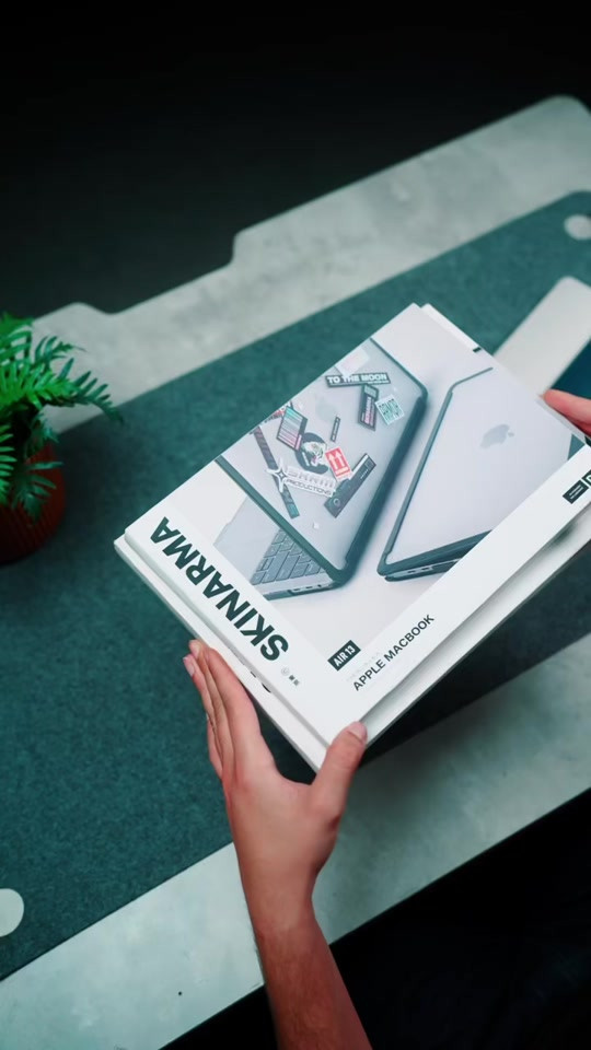⁨	كفر SKINARMA للـ MacBook– حماية قوية بتصميم خفيف ✨ السعر: 45 الف 🔥 المميزات: • حماية مزدوجة بطبقتين ضد الصدمات والخدوش اليومية • تصميم خفيف ونحيف بدون زيادة حجم الجهاز • فتحات دقيقة لجميع المنافذ والأزرار • فتحات تهوية ذكية لتبريد أفضل أثناء الاستخدام • تركيب Clip-On سريع وسهل • يأتي مع مجموعة ستيكرات لتخصيص الشكل حسب الذوق — حماية عملية بتصميم عصري يحافظ على شكل الجهاز وأناقته⁩


**إذا كنت صاحب هذا الإعلان وتريد حذفه لأي سبب، رجاءا أرسل رسالة إلى الدعم الفني**