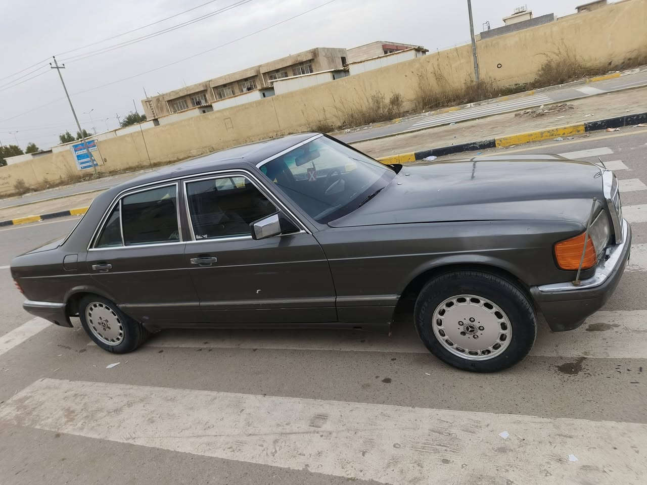 السلام عليكم

مارسدس جامبو 1992
بأسمي رقم انكليزي الجديد وهزة ماساقطة 
مصبوغة اثر جراد بدون عيب شرعي

🛑  محور مكينة وكير بطة جدد شرط وارد يابان 
🛑كهربائيات كلها شغاله تدفئة والتبريد يحتاجله غاز فقط لان اشتغلته وكلت على الصيف اخلي الغاز
🛑منظومة ليد زنون اصلي مع ورقة الضمان 
🛑شادلها افضل منظومة غاز اتيكر الايطالية حكومية، يعني تنسى الصرف تكدر تشغل غاز وبانزين مع كارت المنظومة الحكومي
🛑فتحة السقف ماطورها شغال بس السجة ما مركبه
🛑الحدادية خلفية وامامية حلوات
🛑تخم بلك جديد تخم نوزلات جديد فيت بمب جديد 
🛑تخم تاير تايلندي اصلي من شركة الديار الخضراء مع ورقة الوصل للضمان
🛑سنتر لوك شغال ✓
يعني السيارة على ايدي ما عايف بيها شي 

السعر 55 ورقة وبيها مجال بسيط حك الجيه 

المكان بغداد/ بوب الشام

***********
