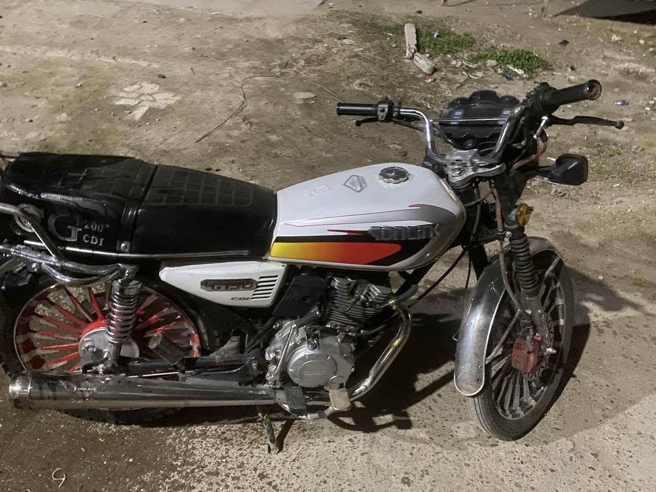 سلام عليكم دراجة ايراني للبيع الدراجة نظيفة واحلى من الصور ماخذها زيرو ضلت عندي شهر تاركها مكينة 200cc السعر ٨٥٠ وبيها مجال 
عنوان بغداد /السيدية
للأتصال:***********
