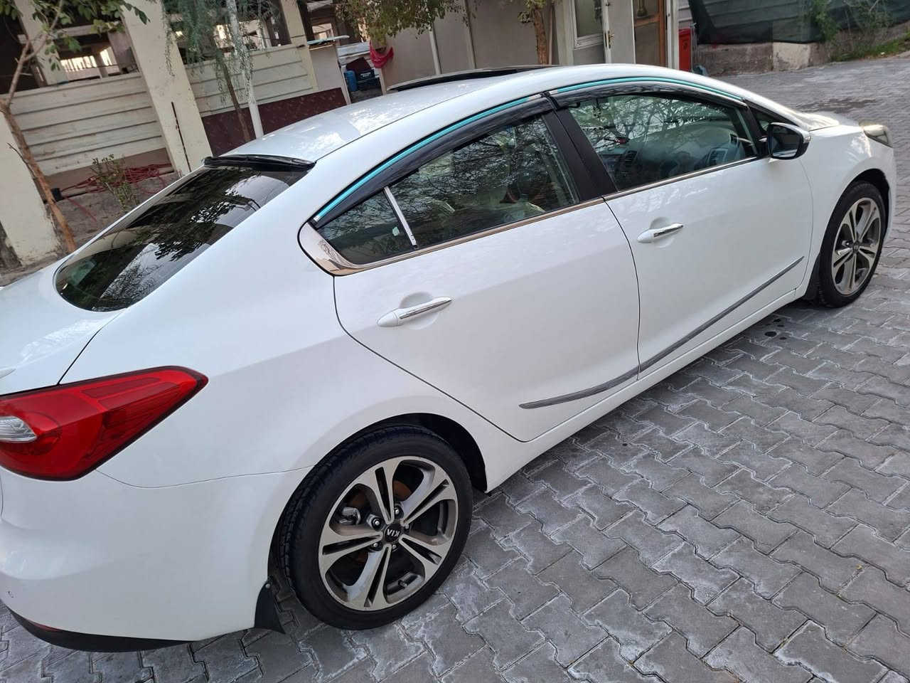 سيراتو 2013 خليجي للبيع فول مواصفات 1/1 رقم اربيل الجديد سنوية ٢٠٣٠ تنتهي بأسم عربي من النجف بيها فقط جاملغ خلف السائق يم قبق البانزين رش وملاون وياها العتبة سعرها 125  وبيها مجال مكانها النجف للاستفسار الاتصال *********** اخوان مكلف بالنشر
