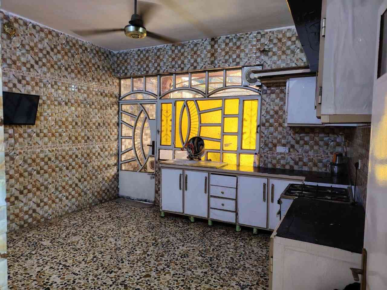 السلام عليكم بيت مساحة 200 متر 10 في 20 طابق واحد منطقة بوب الشام جنس الأرض طابو زراعي 25  للبيع خدمات كاملة للتواصل ***********
