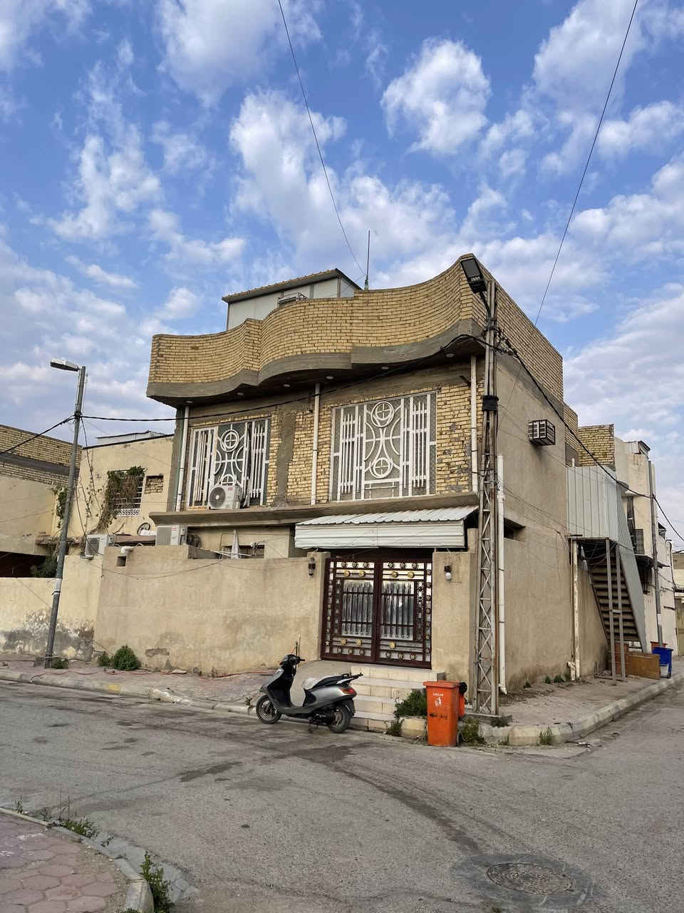 دار للبيع مساحه ١٥٠ متر ركن على متنزه في حي الحسين ع البيت طابقين بناء حديث والطابق الثالث ساندوج كامل . الاستفسار الاتصال على رقم 
***********
