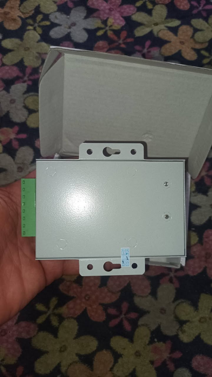 الجهاز هو مزود طاقة (Power Supply) مصمم خصيصًا لأنظمة التحكم في الوصول مثل الأقفال الكهربائية.يعمل بجهد دخل يتراوح بين 110 إلى 240 فولت تيار متردد، ويحولها إلى جهد خرج 12 فولت تيار مستمر بشدة تيار 3 أمبير.يحتوي على أطراف توصيل لزر الخروج، وقارئات البطاقات (RFID)، والأقفال المغناطيسية، بالإضافة إلى مؤقت لضبط تأخير إغلاق الباب


**إذا كنت صاحب هذا الإعلان وتريد حذفه لأي سبب، رجاءا أرسل رسالة إلى الدعم الفني**