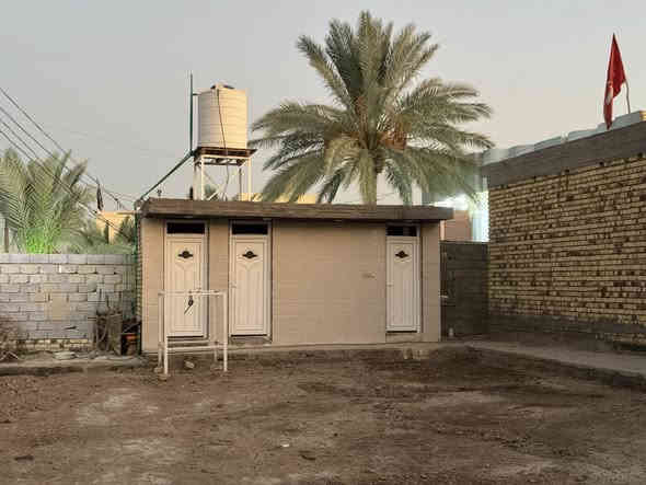 بيت للبيع 

مساحة ٦٥٠ ركن على شارعين

 طابو زراعي

 يحتوي على استقبال ١٢ *٤ونص

 _صاله ١٣*٤ وربع

 _مطبخ ٦*٤

  _غرفتين 

الغرفه الاولى ٤ونص*٥ 

الغرفه الثانيه ٥*٤ 

مجمع صحيات داخلية وخارجيه

حديقه ٢٠٠ متر 

ممر مترين داير حبل 

ماء +كهرباء كامل 

العنوان 
شارع مشيمش حسينيه الامام السجاد قبل ملعب عقيل ب٢٠٠ متر 

السعر ١٤٥ وبي مجال

للاتصال والاستفسار 
***********
