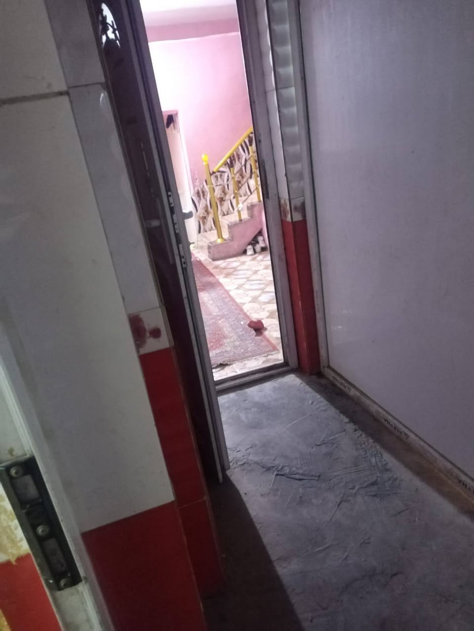 السلام عليكم بيت +شقه موقع تجاري حي الغدير المساحة ٢٠٠ متر السعر ٣٢٥ رقم ***********
