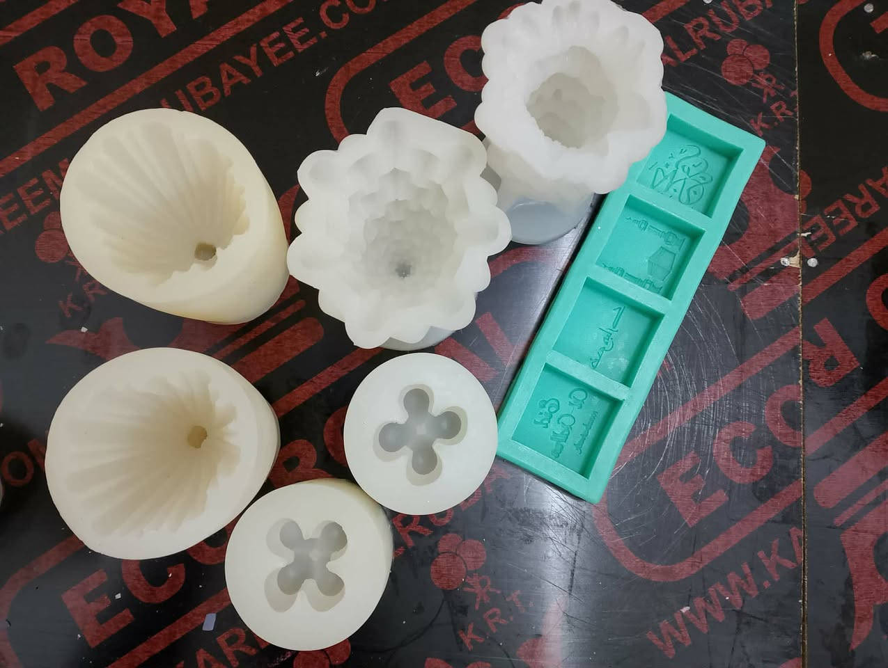 ست رزم جيلات تغليف الورد 12 علاقه ورقيه حجم كبير 11 علاقه ورقيه حجم وسط 8 علاقه ورقيه حجم صغير سبع قطع مباخر زجاجيه شكل اسطوانه خمس بوكسات شوكولاته لون اسود 20 بوكس هدايا مكعب عشر بوكسات هدايا شكل قلب 11 مشط خشب اصلي سيتين فنجان مع صحن خشب اصلي حجم صغير ساعتين فنجان مع صحن خشب حجم كبير 54 كوب ماكس سياحي ابيض خمس قطع على بكلينس خشب اصلي ثلاثه سيت كاسات شمع زجاج 10 اكياس ورد مجفف 12 كيس  قش ملون شريط خاص بباقات الورد شريط شكل ورده لتغليف الهدايا 12 قطعه كاسات زجاج قبق خشب عدد 36 قوالب سيليكونيه منوعه احجام صغيره وكبيره غير المذكوره في الوصولات كمامات واعواد خشبيه وكاسات بلاستيك لتحضير الشموع والريزن الوان مايكا ورق ذهب ورق فضه جليترات ورد مجفف دانتيلات ستراس قداحات عدد كثير لولو كبسات شعر قواعد مبخره علب حافظه للبخور عشر قطع ماشات بخور زيت كاسات اكريليك حلقات مداليه عدد كثير اكسسوارات ريزن صمغ خرز خرز مشكل بكميات مثل ما موضحه بالصور حاملات شمع معدنيه تسع قطع هذه الاغراض المذكوره والقسم الاخر موضح في الوصولات والقوالب السيليكونيه المستخدمه غير مذكوره في الوصولات ولا في هذا المنشور علما انها نظيفه جدا وبنفس الوقت هي مجانيه مع الاغراض


**إذا كنت صاحب هذا الإعلان وتريد حذفه لأي سبب، رجاءا أرسل رسالة إلى الدعم الفني**