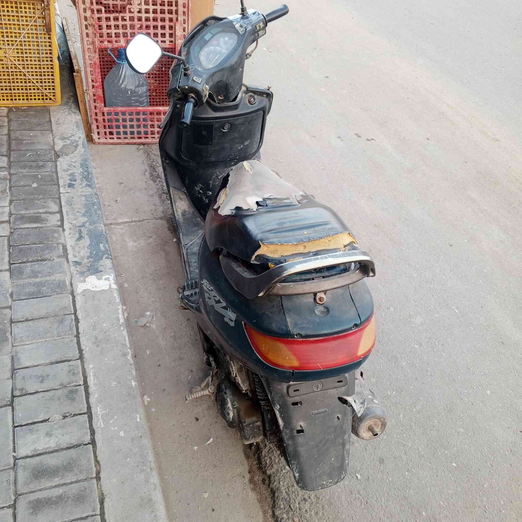 سلام عليكم دراجه فراشه للبيع بيه خيط تبخير دراجه دكه هندر لايت شغال وسلف رايدله باتري سرعه حلوه السعر 300الف وبيه مجال للشراي مكاني كرمت علي رقم الهاتف ***********
