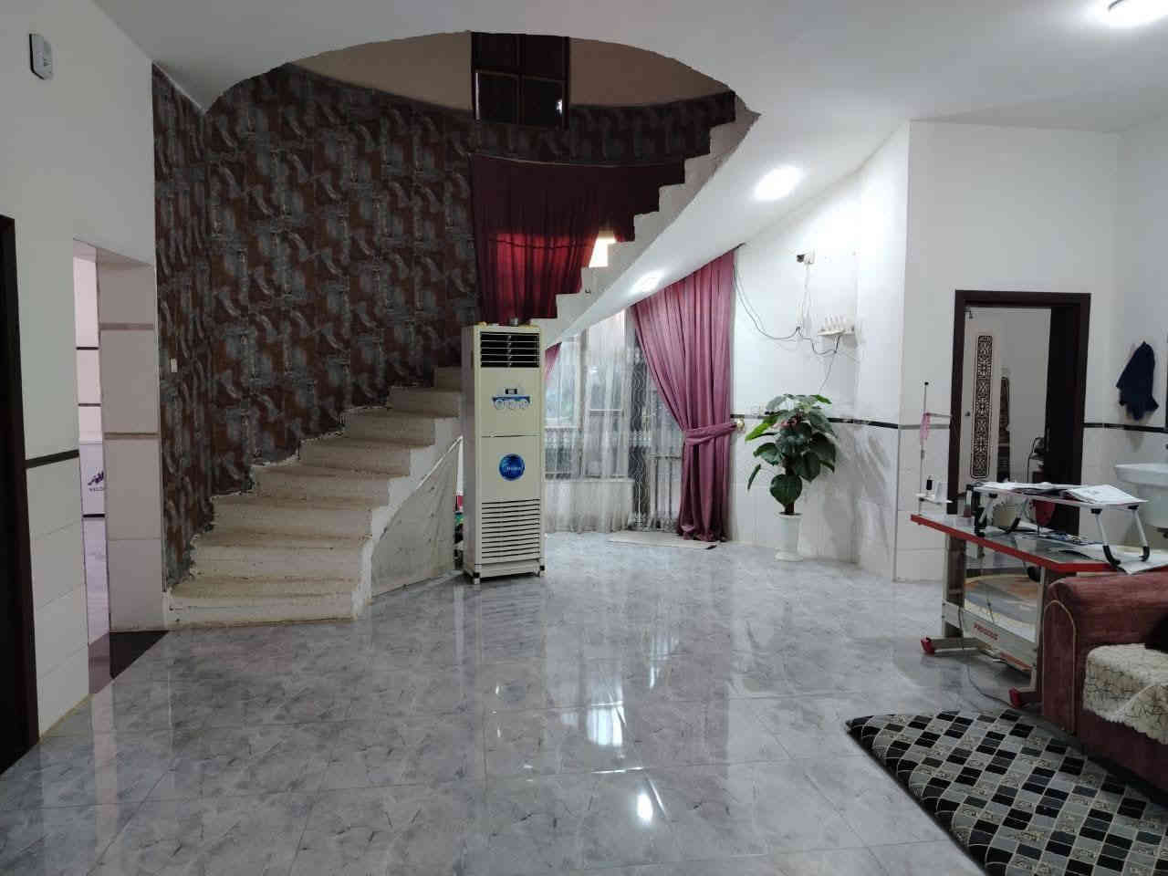 بيت للبيع المساحه ٣٠٠ واجهه ١٢ والنزال ٢٥ العنوان حي الزبيدات شارع محطة القطار الثانيه يتكون البيت من طابقين 
استقبال ضيوف ومطبخ وصاله وثلاث غرف نوم وثلاث مجاميع صحيه البيت طابو صرف  للاستفسار 
***********
