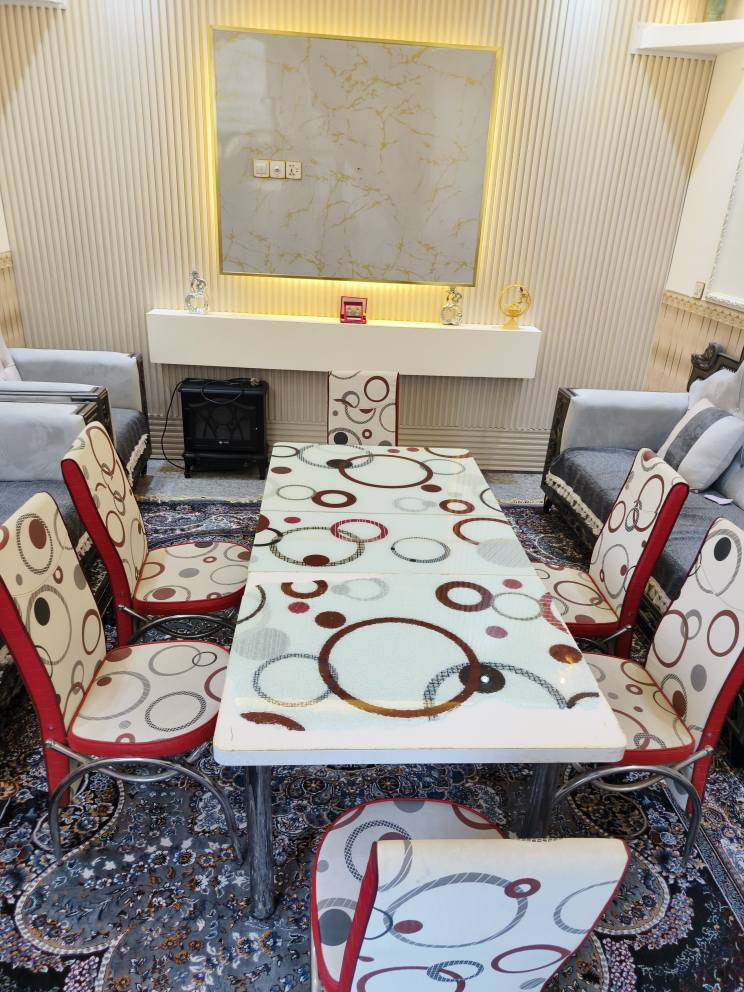 ميز طعام مع 6 كراسي الاصلي نضيف جدا فقط وحده من الجامات انطخت بالباب سعره 150 ألف المكان كربلاء الاستفسار *********** كربلاء, العراق
