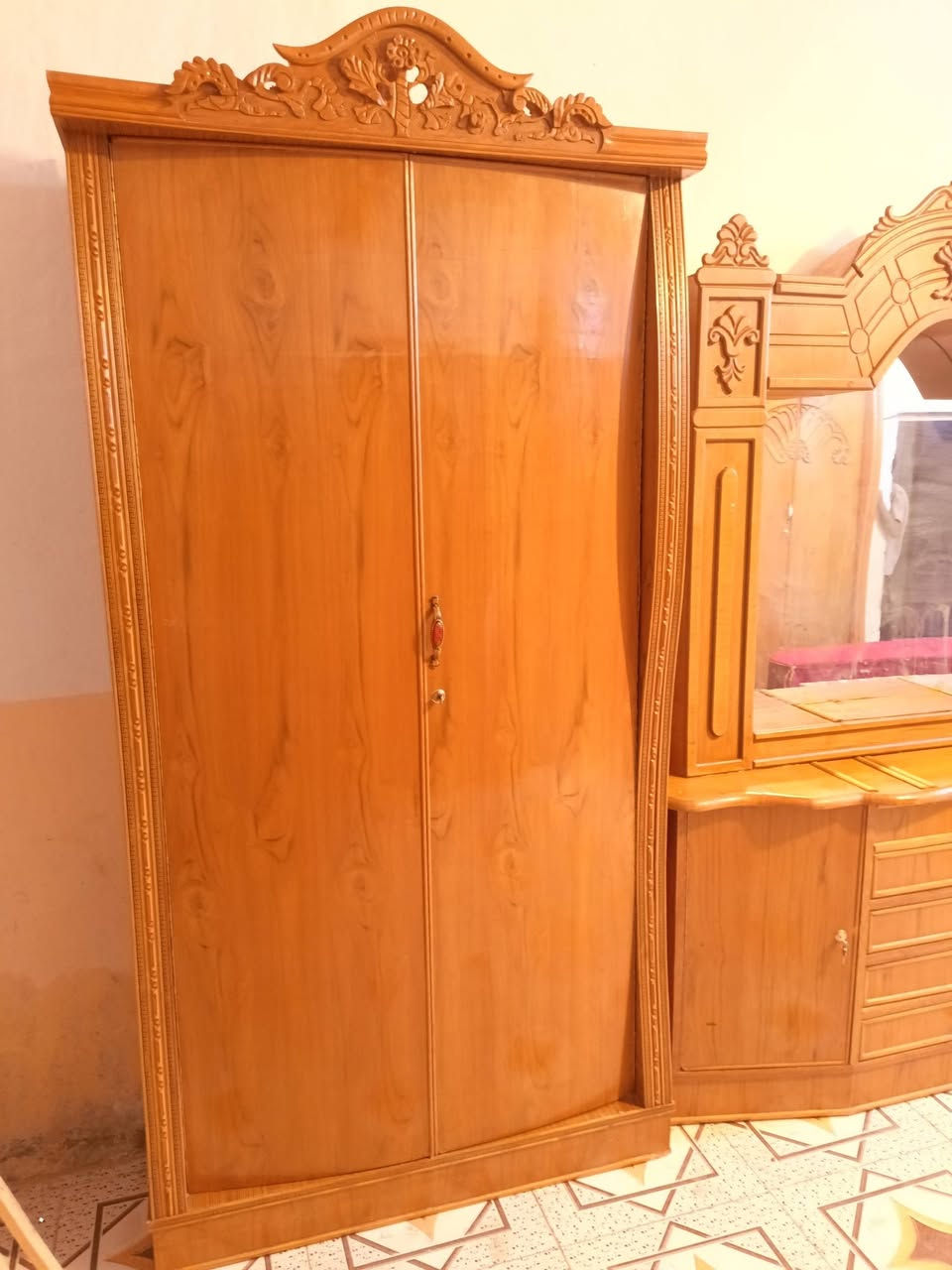 غرفه مستعمله 6 ابواب  تزكام صاج  داخل وخارج مسرح مكان قضاء القاسم ع لرقم ***********
