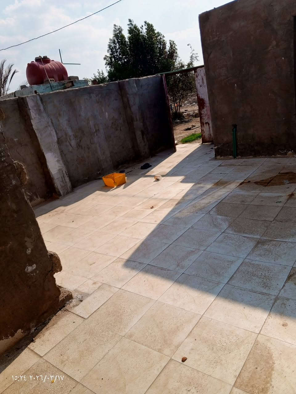 السلام عليكم.. بيت للبيع طابو سند ٢٥ منطقة الخولدية مقابل مستشفى القاسم مساحة ١٥٠ زائد فضله كدام البيت جاهز للسكن بس صبغ كامل وجان ماجر بالشهر ١٥٠ عدا الصبغ ما محتاج شي أرضية سيراميك حتى الحوش .. السعر مناسب ٢٣ وبي مجال قليل جداً للتواصل ***********
