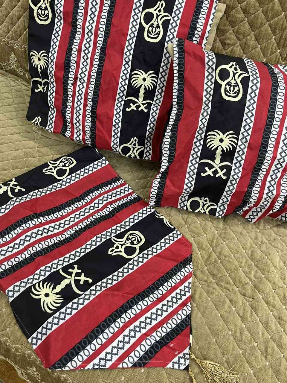 المفرش مع ٦ وجوه كوشات العرض متر ونص والطول مترينب١٥٠٠٠ ألف مع التوصيل لكل محافظات العراق نوع الاقمشه جاكار وبدوي وهمايون ثقيل للحجز وات ساب ***********
