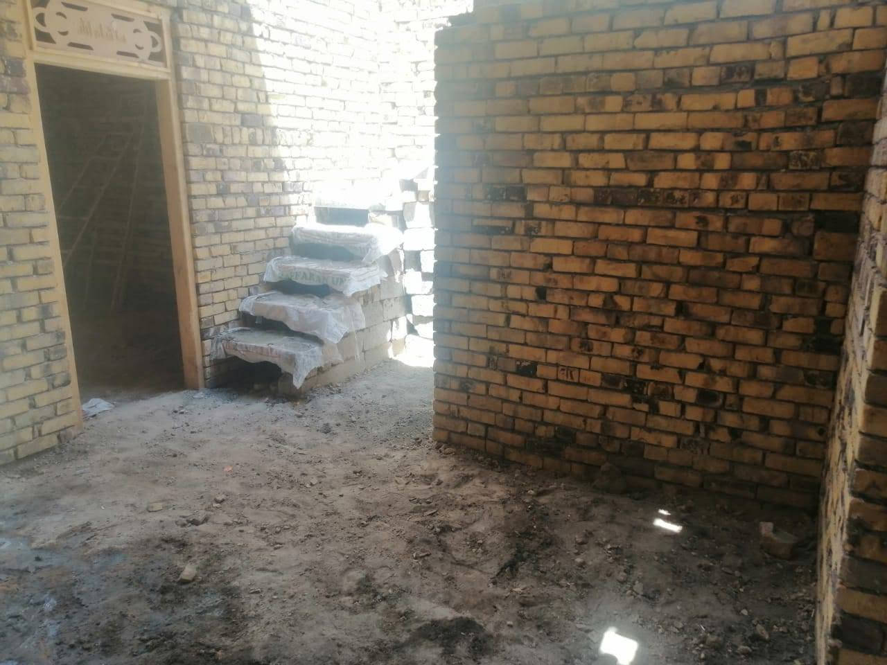 بيت للبيع عله طريق السنيه بحي الامين مساحه 200 متر قريب عل تبليط يحتوي عله ٢ غرف وصاله واستقبال ومطبخ ومنور 2  وصحيات داخليه وخارجيه للاستفسار عله *********** ديوانية, القادسية
