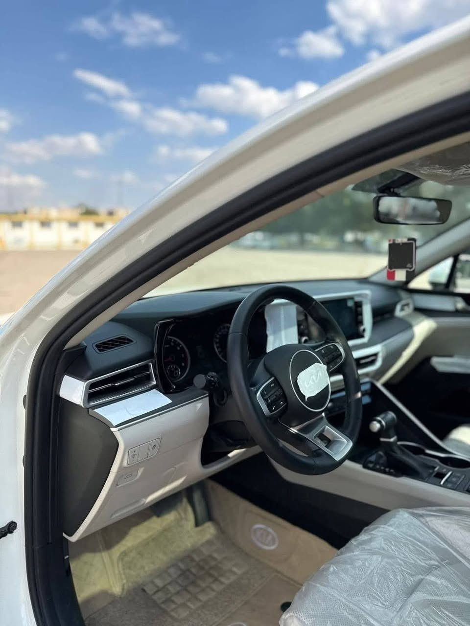 السلام عليكم كي فايف موديل 23 محرك 2000 دوش  خليجي وكالة نم بأسمي كفالة عامة لا صبغ ولا تكحيل ماشية 46 الف للبيع أو مراوس ب أحدث السعر 210 
***********
