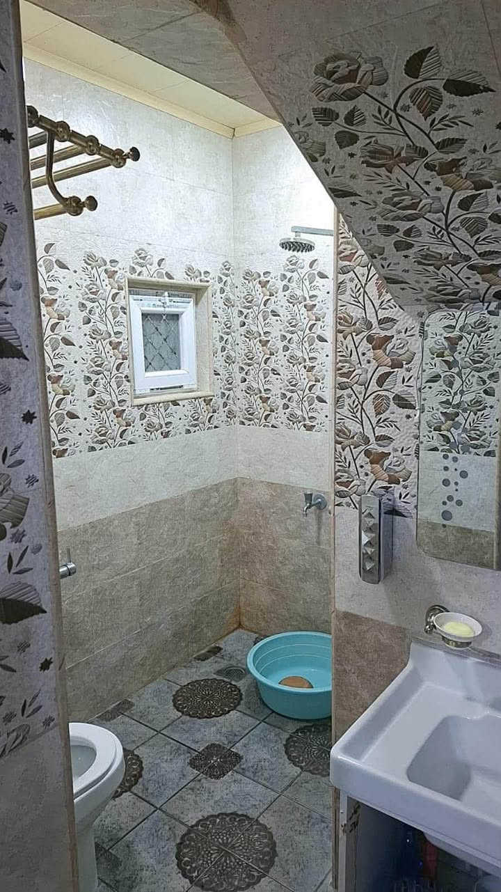 مجمع السلام السكني 
مساحة ٢٠٠ متر 
4غرف نوم واحده من ضمنه سويت 
استقبال4×7
صاله 4×12
مطبخ حار وبارد 
غرفة غسيل 
4 مجاميع صحيه 
كراج لسيارتين 

اضافات 
فوول اضافات الإضافات كلفة 75 مليون
البيت كافل نفسه
للاستفسار 
***********
