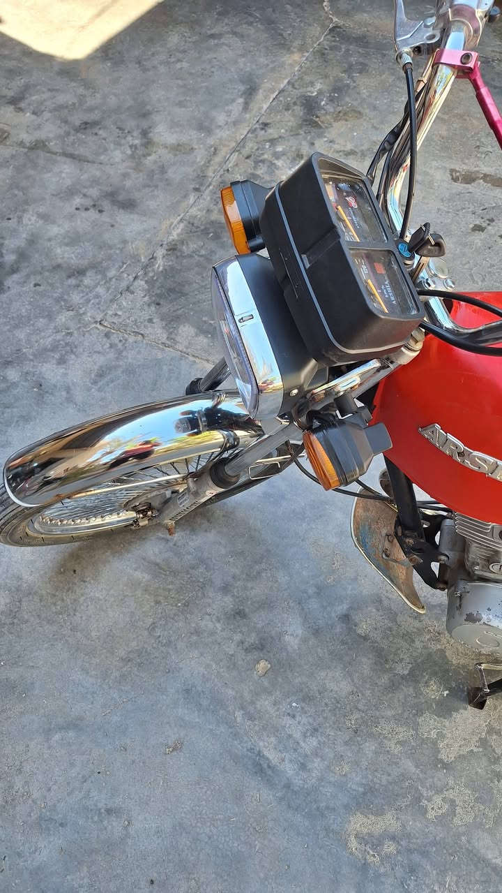 السلام عليكم للبيع دراجة ارشا موديل 2015 
  فول نضافة  شرط المكينة لا نضوح ولا تنقيص
الدراجة اوراق اصولية مو استنساخ  الدراجة كاملة 
كلة شغال اشاير +لايت عالي ناصي +دشبول جديد 
جوزة اسويج جديد  بك لايت شغال 
* بيهة محرك كلش ناعم شلعة ومعدل ٠
بيهة نقص بس باتري وكفرات صفاحية بس
وسعرهن  17 الف 

سعر الدراجة 340 الف وبيها مجال للطيبين 
للاستفسار *********** بي واتساب 
او خاص  مكانهة  الحصوة  حي الانتصار
