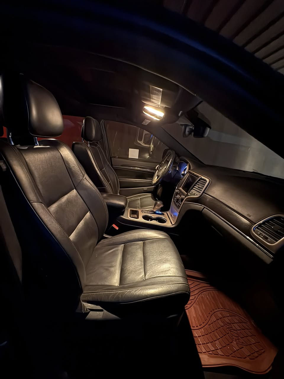 🚘 للبيع  جيب كراند شيروكي لمتد – Jeep Grand Cherokee 2017 Limited 🚘

🔹 الموديل: 2017
🔹 الفئة: Limited
🔹 الممشى: 136,984 كم
🔹 الوارد: أمريكي
🔹 الحالة: داخلة للعراق بدون حادث
🔹 الصبغ: بدون صبغ
🔹 الحوادث: بدون ضربات (فقط بارد صغير في البنيد)
🔹 الحالة العامة: نظيفة جداً وجاهزة للاستخدام
🔹لون السيارة: نيلي 

⸻

✨ مواصفات فئة Limited:

✔️ محرك 3.6L V6 قوي واقتصادي
✔️ ناقل حركة أوتوماتيك 8 سرعات
✔️ دفع رباعي (4x4)
✔️ شاشة وسطية كبيرة تعمل باللمس
✔️ نظام Uconnect
✔️ كاميرا خلفية
✔️ حساسات أمامية وخلفية
✔️ فتحة سقف
✔️ جلد أصلي
✔️ مقاعد كهرباء مع ذاكرة
✔️ تدفئة مقاعد أمامية وخلفية
✔️ ستيرن تحكم متعدد الوظائف
✔️ تشغيل بصمة

📌 السيارة بحالة ممتازة جداً ومناسبة للاستخدام اليومي والسفر
📍 الموقع: (حله-بابل)

📞 للاستفسار ***********
