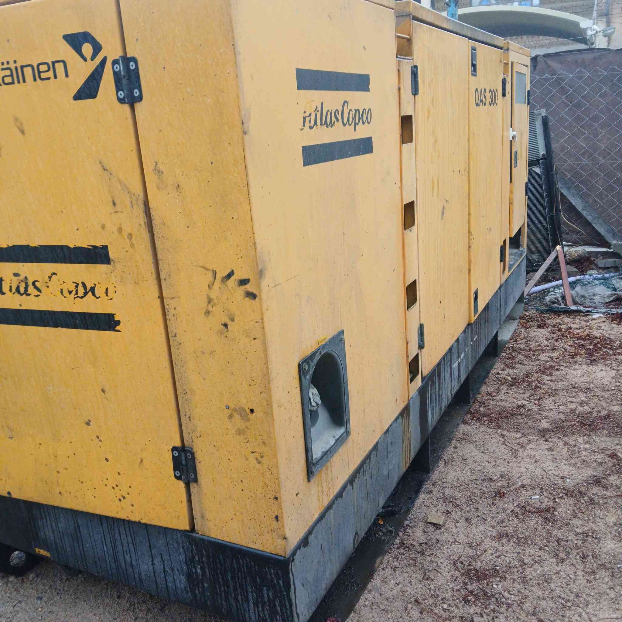 كاتم للبيع طول ٤ متر  ارتفاع ٢متر العرض ١٤٠   السعر ١٢ ورقه  مكان نجف  ***********
