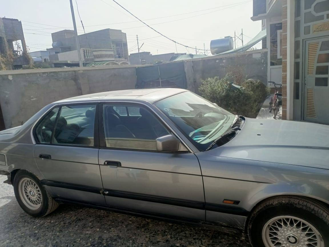 سياره بي ام  735موديل 92رقم دولي سياره تخم تاير صدر جديد جاهزه من كل شي سنويه جديده والسياره باسمي السعر 55ورقه للاستفسار الاتصال على الرقم ***********
