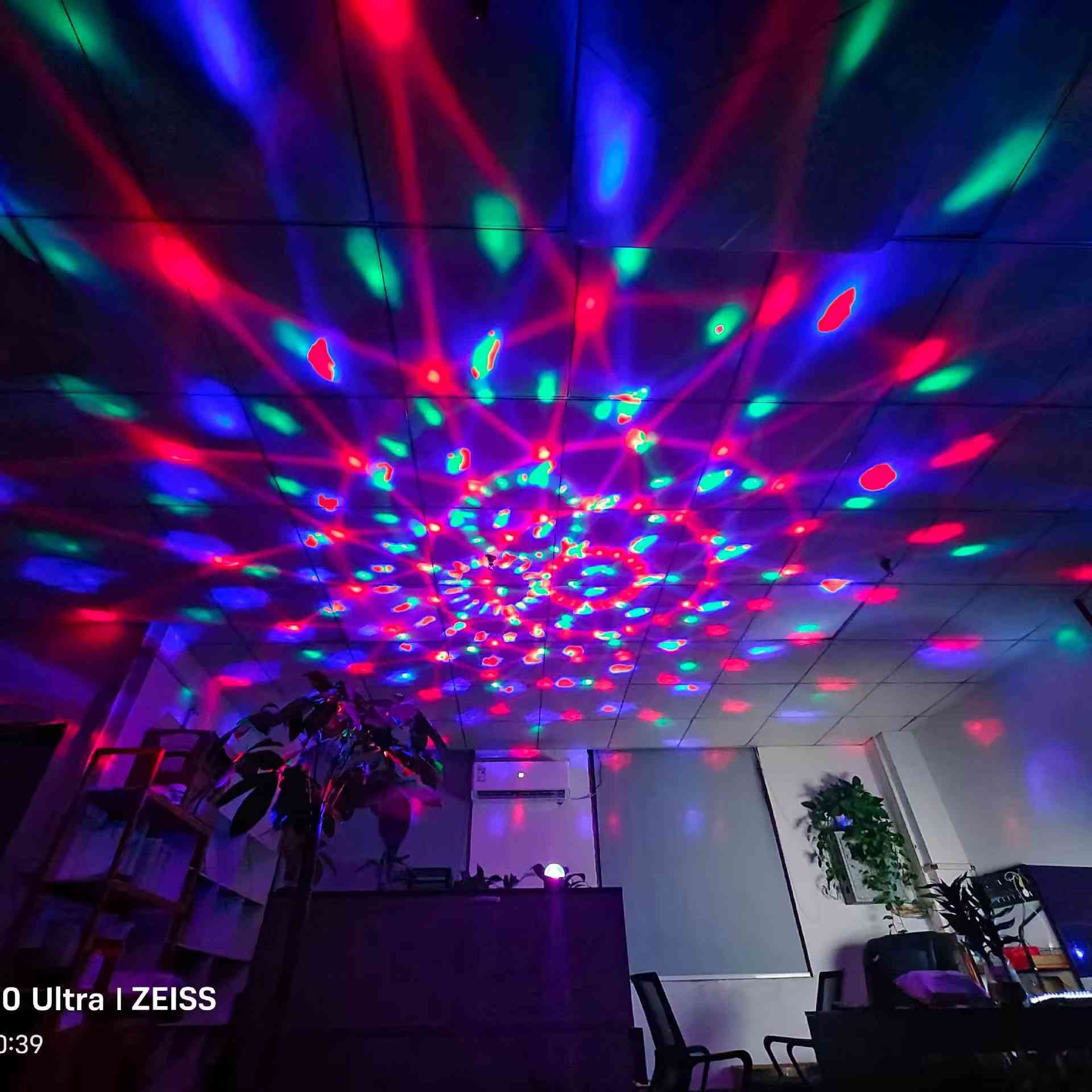 إضاءة حفلات LED Magic Ball مع ريموت كنترول

• إضاءة حفلات LED مدمجة بتأثير Magic Ball تضيف أجواء مميزة للحفلات والمناسبات داخل المنزل.

• تعمل بقدرة 3 واط أو 6 واط (حسب الموديل 3x1W أو 6x1W) لإضاءة واضحة ومناسبة للأماكن الداخلية.

• مزودة بريموت كنترول للتحكم السريع بالتشغيل والإيقاف، أوضاع الإضاءة، ووضع الصوت.

• تدعم وضع التفاعل مع الصوت (Sound Active) مع عدة أنماط: إضاءة ثابتة، ديناميكية، وتأثير ستروب.

• إمكانية التحكم بسرعة دوران المحرك من خلال أزرار التحكم.

• مصممة للعمل على كهرباء AC 100-240V أو عبر DC 5V/1A.

• نوع المنتج: LED Party Light
• التأثير: LED Magic Ball
• مصدر الإضاءة: 3x1W أو 6x1W
• القدرة: 3 واط / 6 واط
• العمر الافتراضي للمصدر: 200,000 ساعة
• الكهرباء AC: ‏100-240V / 50-60Hz
• الكهرباء DC: ‏5V / 1A
• الاستخدام: داخلي

محتويات العلبة:
• جهاز إضاءة LED Party Light
• ريموت كنترول
• ورقة تعليمات الاستخدام
(بسعر 10الاف فقط 🔥🔥)


**إذا كنت صاحب هذا الإعلان وتريد حذفه لأي سبب، رجاءا أرسل رسالة إلى الدعم الفني**