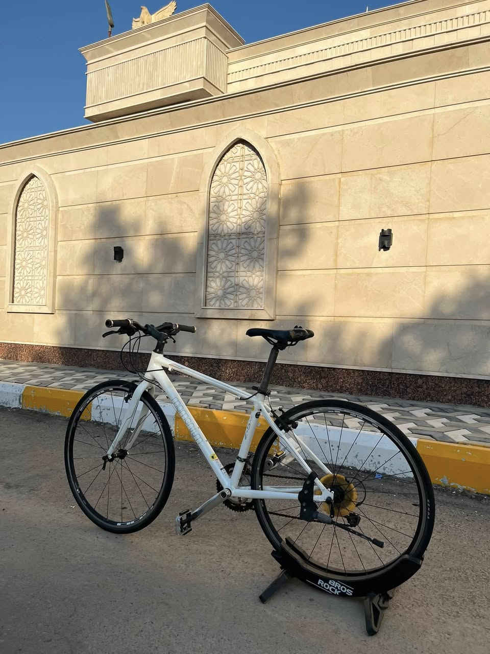 السلام عليكم 
للبيع بايسكل من ماركة مومنت (تابع لشركة جاينت نفس المنشأ) 
سيستم شيمانو كلارس 8x2
حجم 28 
وياله شيمانو r500 
النضافه 99% مابي شخوط كلش كلش قليله
البايسكل بلادي و على وضع الحاويه و غير مستخدم داخل العراق. 
السعر 180 وبي مجال بسيط 
مكاني بغداد زيونه 
 هاتف *********** 
متوفر توصيل لجميع محافظات العراق
