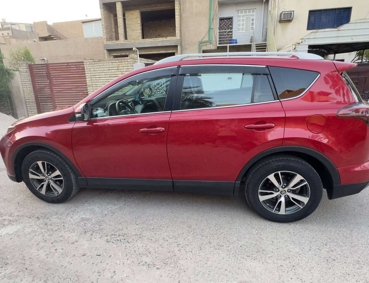 🔥 للبيع | تويوتا RAV4 موديل 2018 | وارد أمريكي (دخول كلين) | فل مواصفات | محرك 2500 سي سي | استعمال شخصي حصراً 🔥

🔹 رقم بغداد (إنكليزي)
🔹 محرك 2500 سي سي
🔹 گير ومحرك بحالة شركة، ممتاز جداً
🔹 وارد أمريكي – دخول السيارة كلين
🔹 ممشى 200 ألف
🔹 نظام دفع أمامي (FWD)

الحالة:

* تخم تايرات جديد
* تبريد بحالة شركة (فول)
* داخلية الشركة نظيفة جداً
* اللون الداخلي رصاصي مع أسود (شركة)
* الاستعمال شخصي حصراً

المواصفات:

* فتحة سقف
* كراسي جلد
* مثبت سرعة
* إنارة أوتوماتيكية
* تحكم بالستيرن
* تحكم بعتلة السرعة
* لايت زنون
* رادار
* كامرة خلفية
* شاشة
* تحكم بالمرايا
* ويل كاب 17 أصلي

الهيكل:

* صدر أمامي وخلفي تبديل جديد
* قطعة صبغ بالجناح الخلفي بسبب حادث دراجة (تصليح شبر بشبر)

💰 السعر المطلوب 
180 دولار

📍 العنوان: بغداد – السيدية

📞 للاستفسار:
***********
واتساب متوفر
