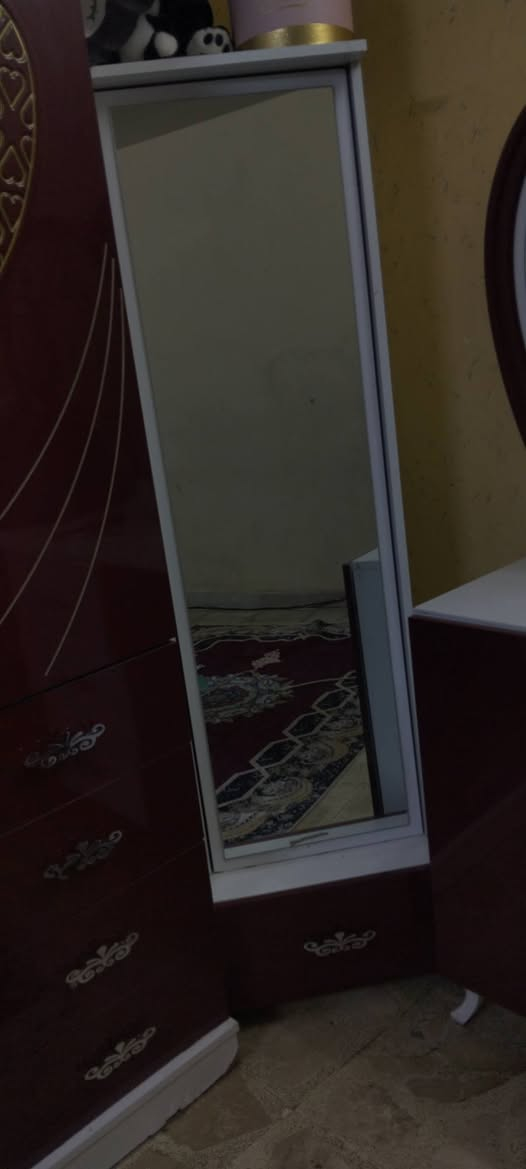 السلام عليكم غرفه تركيه مستعمله للبيع سعر 100 وبيها مجال بسيط مستعجل على البيعه الرقم***********
