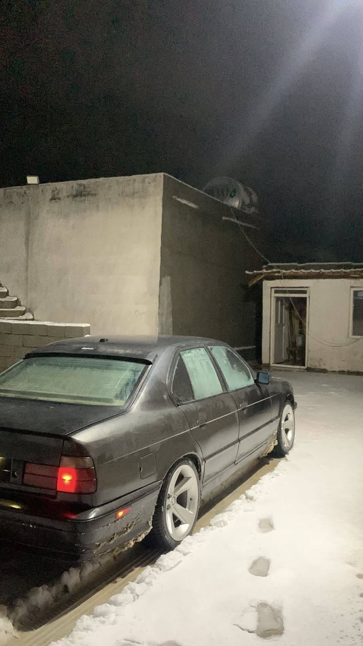 بيئم موديل ١٩٩٣ فول مواسةفات مةكينة ٥٢٥ ى كير تؤماتيك ئةكسلي٢٣ـ٣ لةسةرة چوار ويل هامانى لةسةرة لةگةر چوار تايةي خاوئن
لايت ئةلقةية و زينؤنى لةسةرة سلايتة و دوجان كارةباية  وةك غةرامة ٧٥٠ دولار  غةرامة لةسةرة بةناوي كردن بةسةرت و وةكالةشى بةناوي خؤمانة. ژمارة موبايل *********** أربيل, العراق
