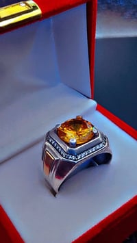 خاتم ايطالي الصياغة من الفضة مع الذهب الخالص عيار 18 مرصع بالماس الحول...