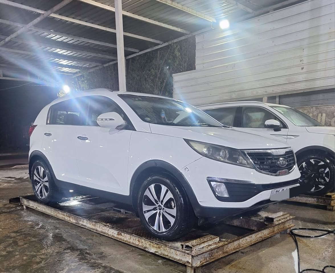 *********** جديده وحلوه
سبورتج 2012 خليجي
مكفوله من الصبغ والضربه
بيها بارد شي بسيط 
محرك 2000 دوش مكفول
لد امامي 
شاشه كامره 
حساسات
اشاير مري ومري شفط
كير مكفول
رقم وسنويه جديد بأسمي
تخم تاير وصدر جديد
تبريد ثلج
العنوان الاعضميه  
اتصال فقط مكلف بالنشر
السعر 134
