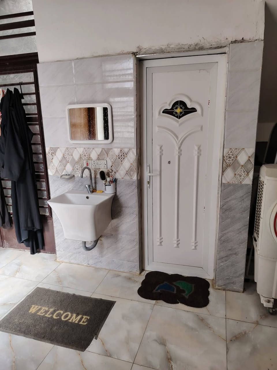 يالله توكلنا على الله بسعر معقول دار للبيع حواس حي ام البنين يحتوي على غرفتين نوم 5 × 4 استقبال 6 × 4 صاله 7 × 5 تروك اثنين تواليت حمام خارجي تواليت غربي وحمام داخلي فول سيراميك بوب خشب صاج درجه اولى بوب حديد وشبابيك درجه اولى مطبخ 3 *4 بيتونه 7*4 اساس صب كونكريت كهربائيات درجه اولى مع سبلت جداري كاونتر درجه اولى خزان وماطور وسخان و مغاسل عدد 2
البيت موقع حلو
الاستفسار الاتصال
***********
***********
