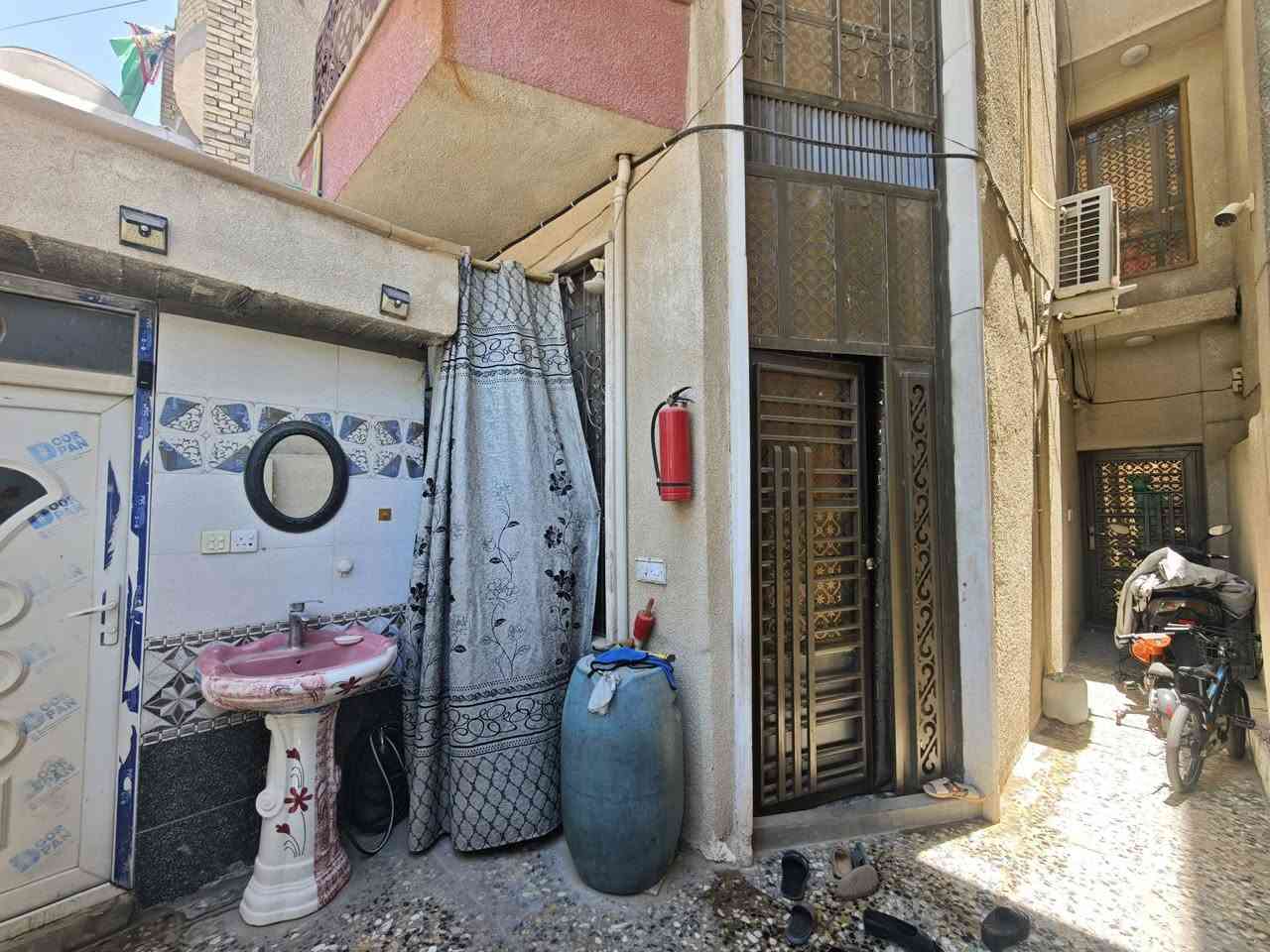بيت للبيع منطقة الكفاءات طابو صرف 100متر 5*20
الفرع الثاني خلف حسينية بطلة كربلاء

البيت يحتوي على استقبال وصالة كبيرة ومطبخ حار وبارد وحمام داخل البيت وحمام خارجي 
الطابق الثاني غرفتين وحمام
للاستفسار الاتصال على الرقم
***********
