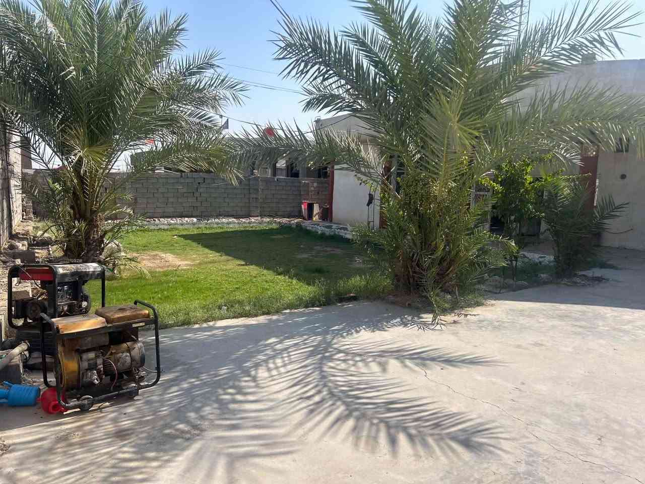 السلام عليكم 
ارض تجارية للبيع مساحتها2250 طابو رزاعي  تحتوي على 6 محلات مأجرات
وبيت بناء سنه 2014
مساحة البناء 300 ماعدا بنا ملحق يحتوي على 
4غرف نوم
صاله 
ومطبخ
واستقبال 
ومخازن 2
مي سيح 
كهرباء محولة بصفك 

للاستفسار ***********
مكانها جبله قرب محطة عبيد السلطان مجاور ملعب محمد جفات
اني مكلف بالنشر لا تدخلي خاص
