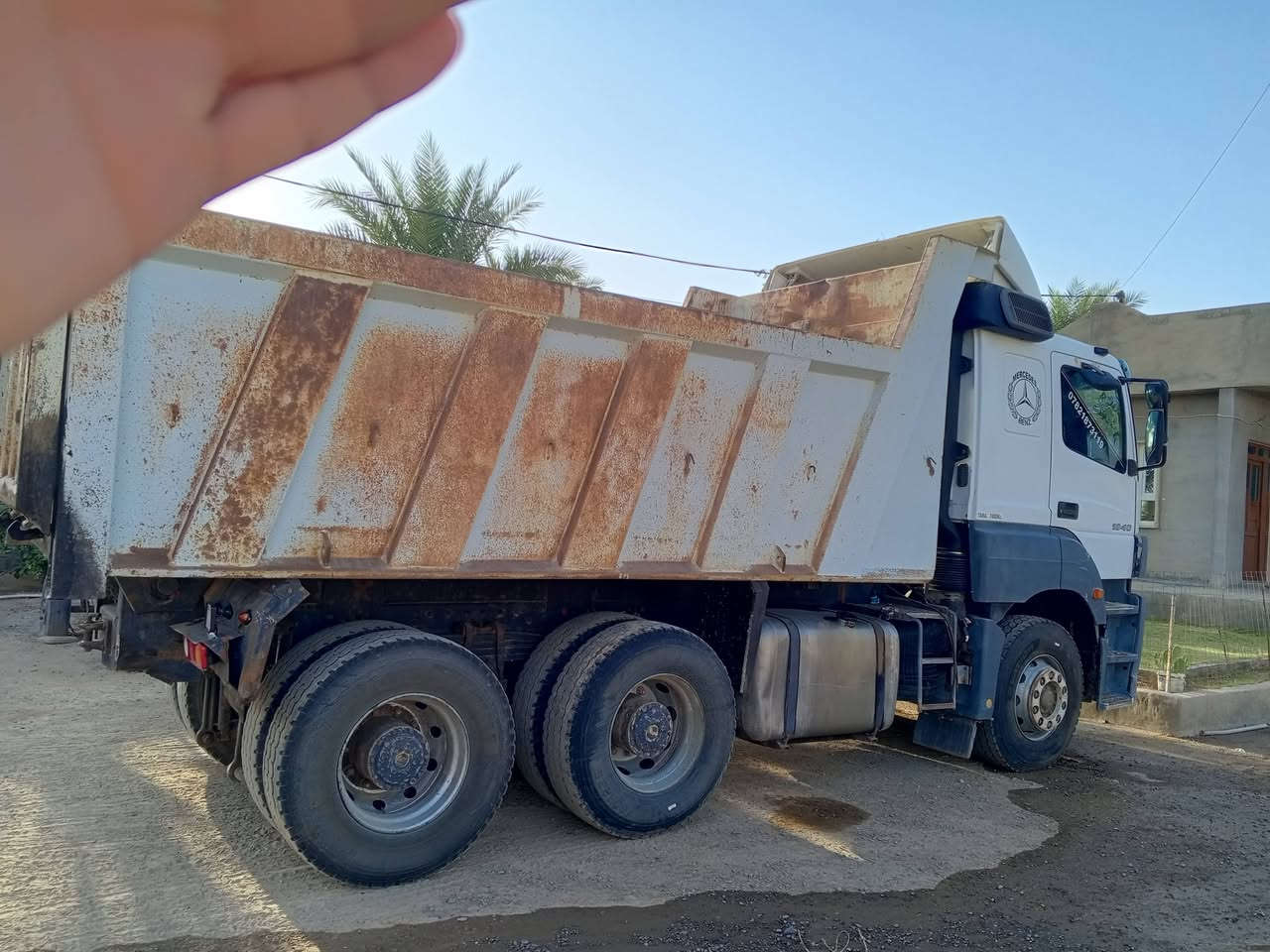 السلام عليكم
غلاب مرسيدس اكسور موديل 3 مجموعه برينه جيف ونص جواها طخم تاير 
ستفسار تصال على رقم ‏‪***********‬‏
ملاحظه بل سنويه تريله وهة هسة غلاب
